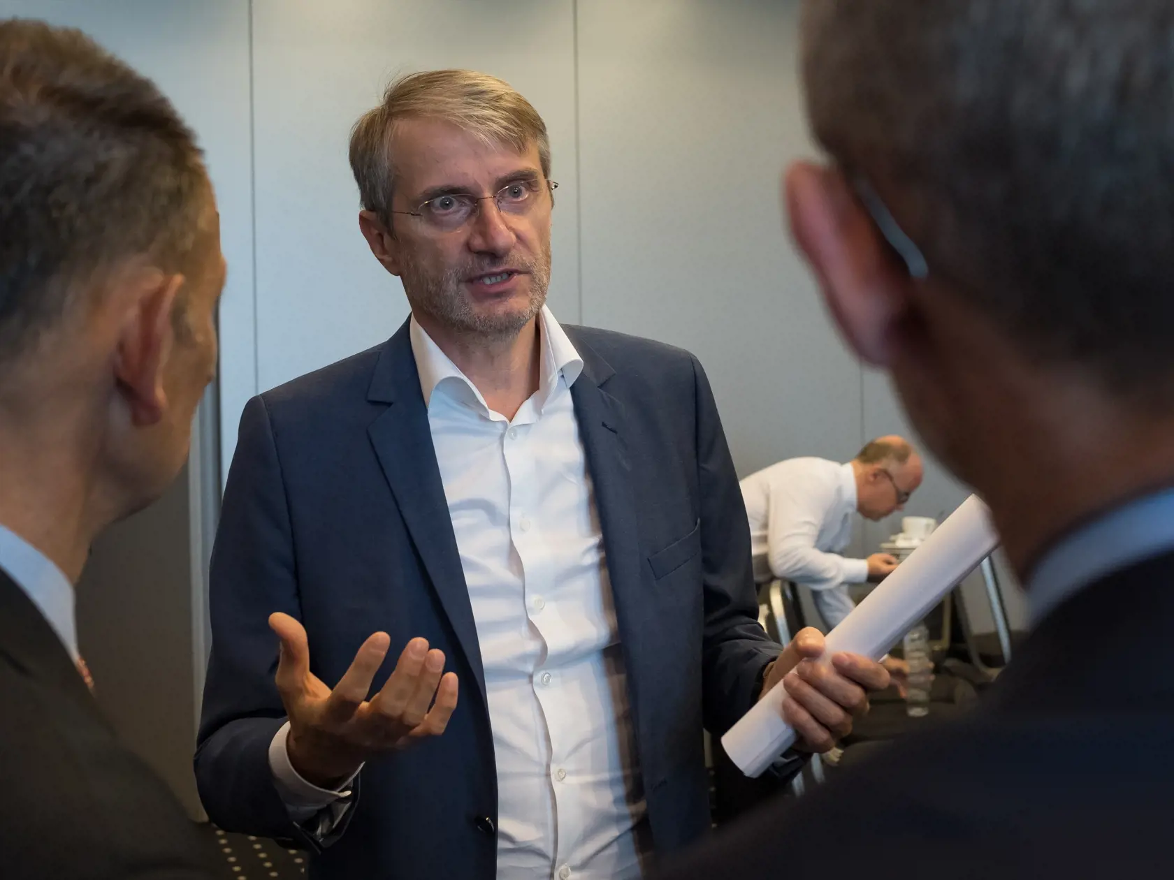 Olympijsky vitaz v chodzi na 50 km Matej Toth oboznamil na tlacovej konferencii v bratislavskom hoteli Gate One media s vysledkom rozhodnutia antidopingovej komisie. Podozrenie na doping sa u atleta nepotvrdilo. Na snimke je analyticky chemik Robert Mistrik.
