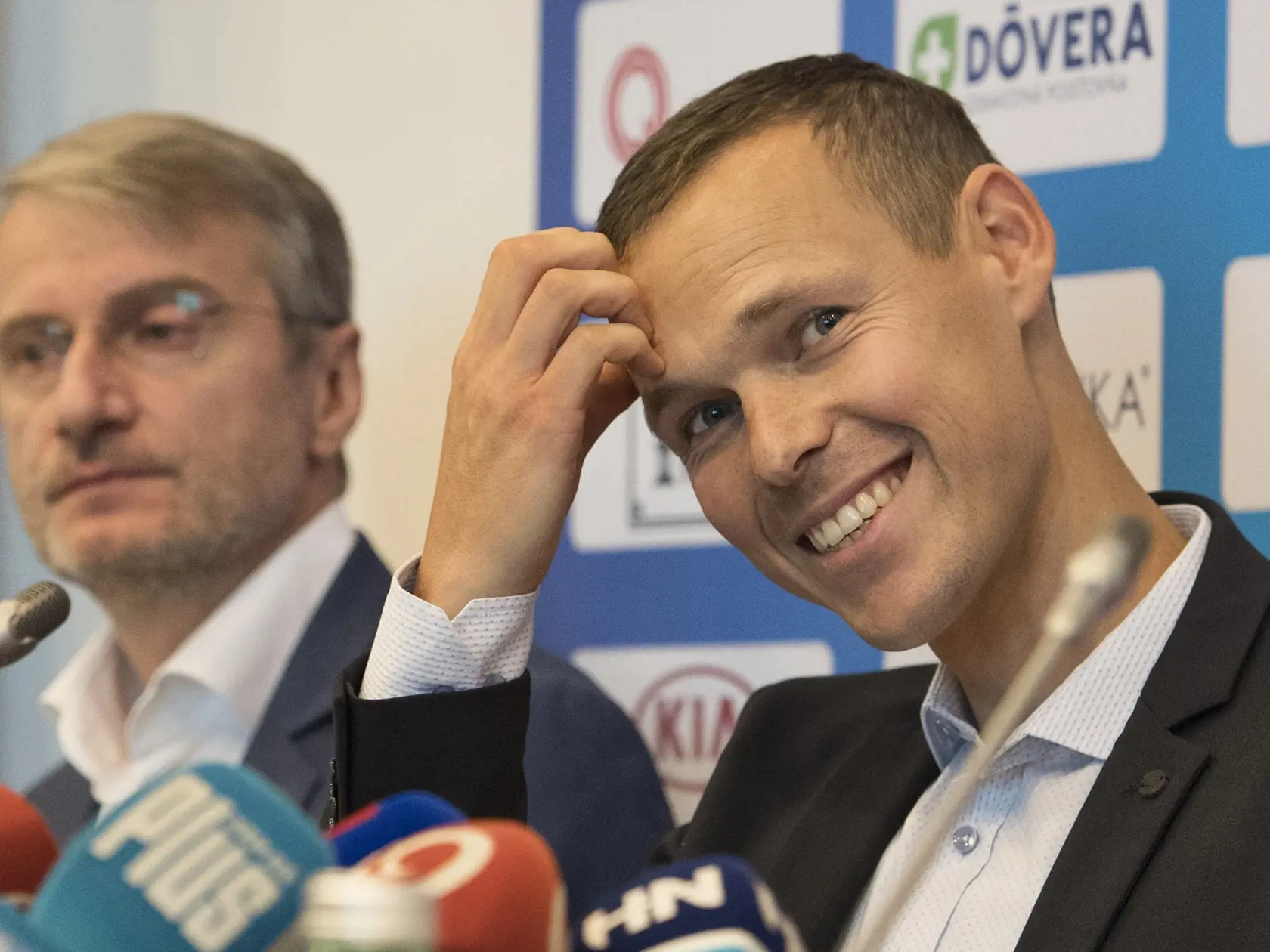 Na snímke sprava slovenský atlét Matej Tóth a analytický chemik a biochemik Robert Mistrík počas tlačovej konferencie 4. októbra 2017 v Bratislave. FOTO TASR - Pavel Neubauer
