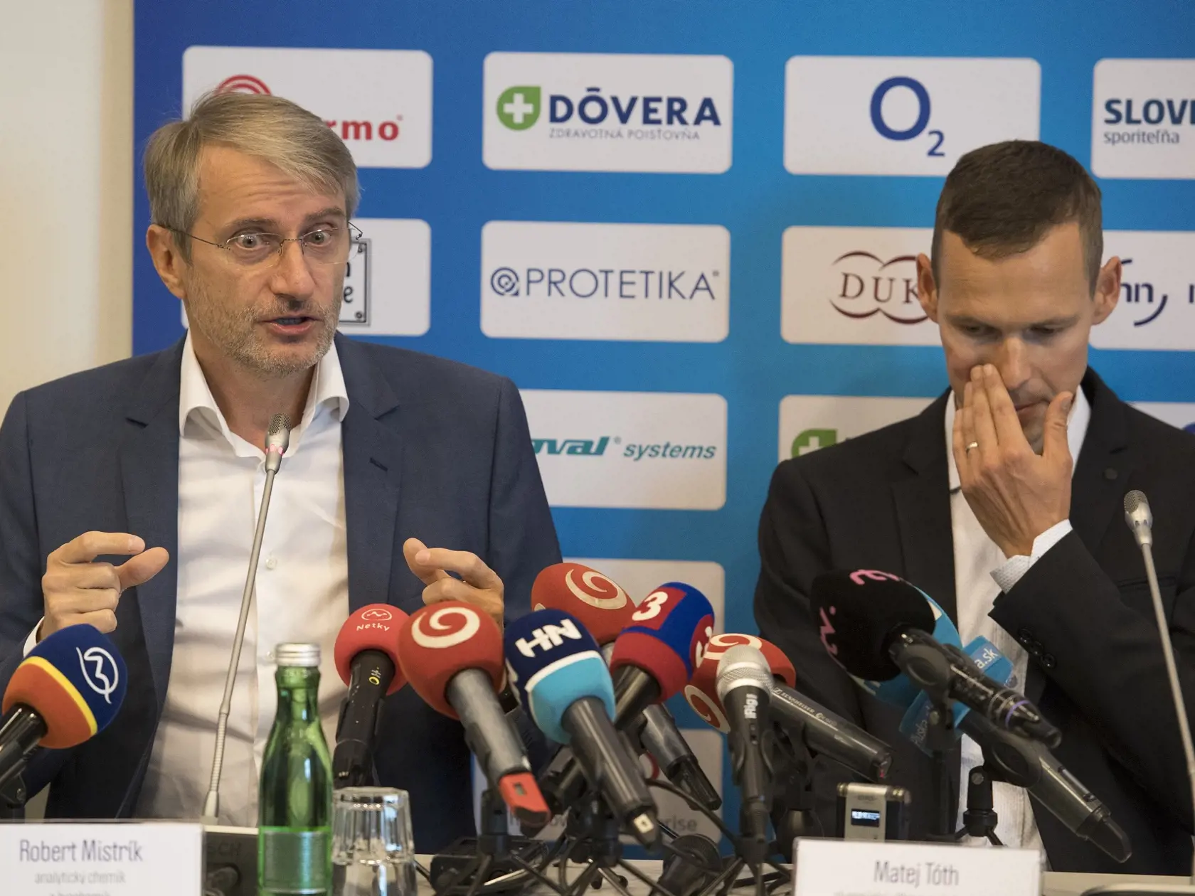 Na snímke sprava slovenský atlét Matej Tóth a analytický chemik a biochemik Robert Mistrík počas tlačovej konferencie 4. októbra 2017 v Bratislave. FOTO TASR - Pavel Neubauer
