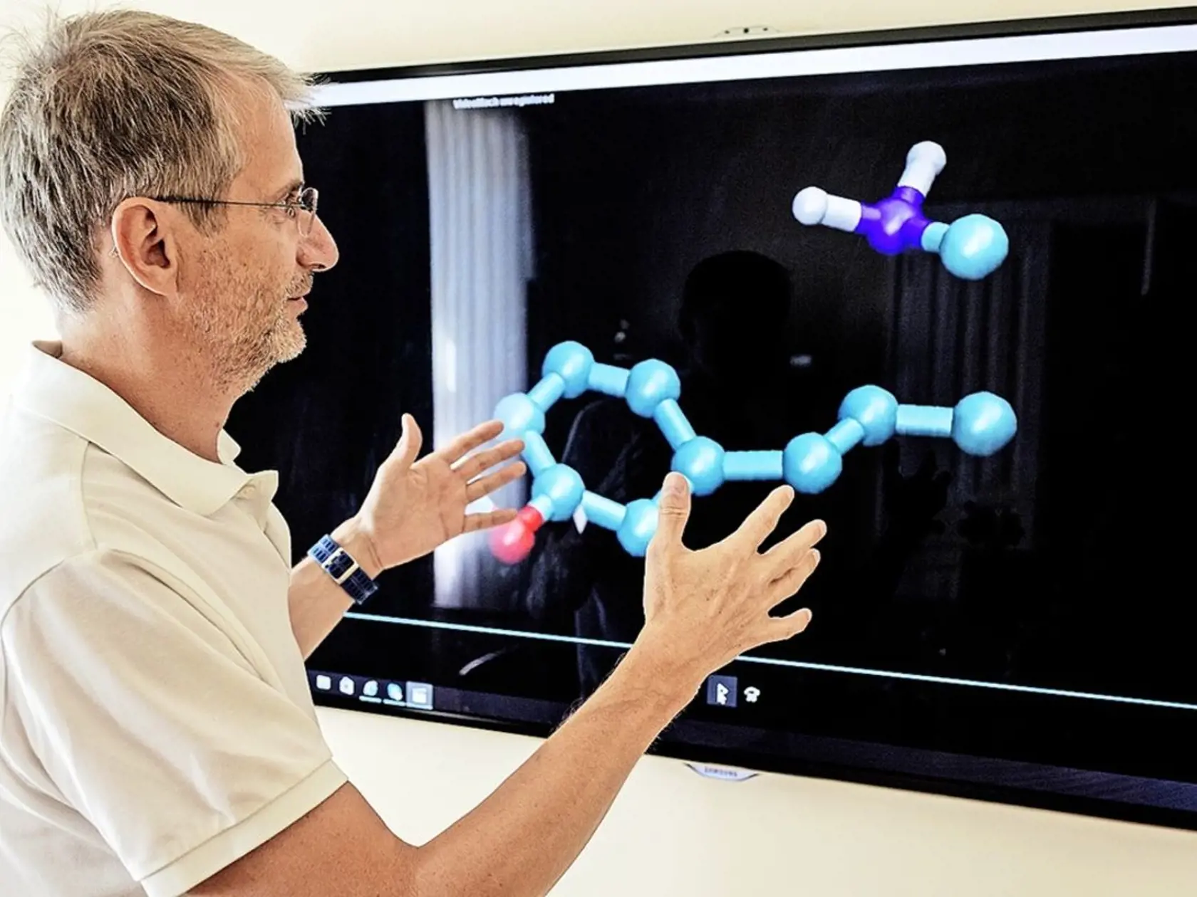 Počítačová simulácia fragmentácie molekuly dizajnérskej drogy MDMA.
