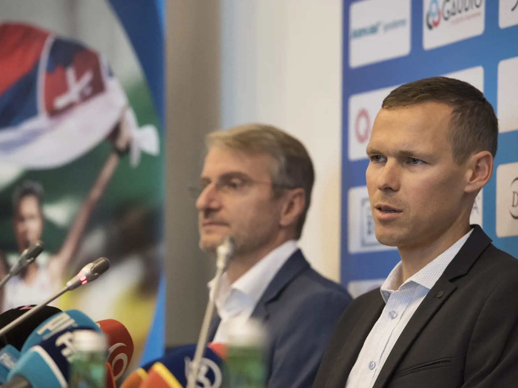 Na snímke sprava slovenský atlét Matej Tóth a analytický chemik a biochemik Robert Mistrík počas tlačovej konferencie 4. októbra 2017 v Bratislave. FOTO TASR - Pavel Neubauer
