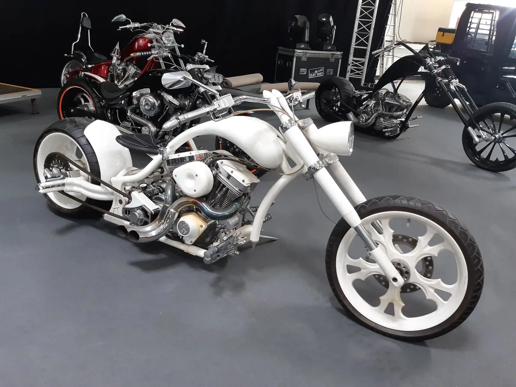 Na snímke je motocykel Rytmusa, vyrobený podľa jeho predstáv. Chcel bieleho kráľa, lebo vtedy práve pripravoval CD Kral. Miestami sú tam aj kráľovské korunky.