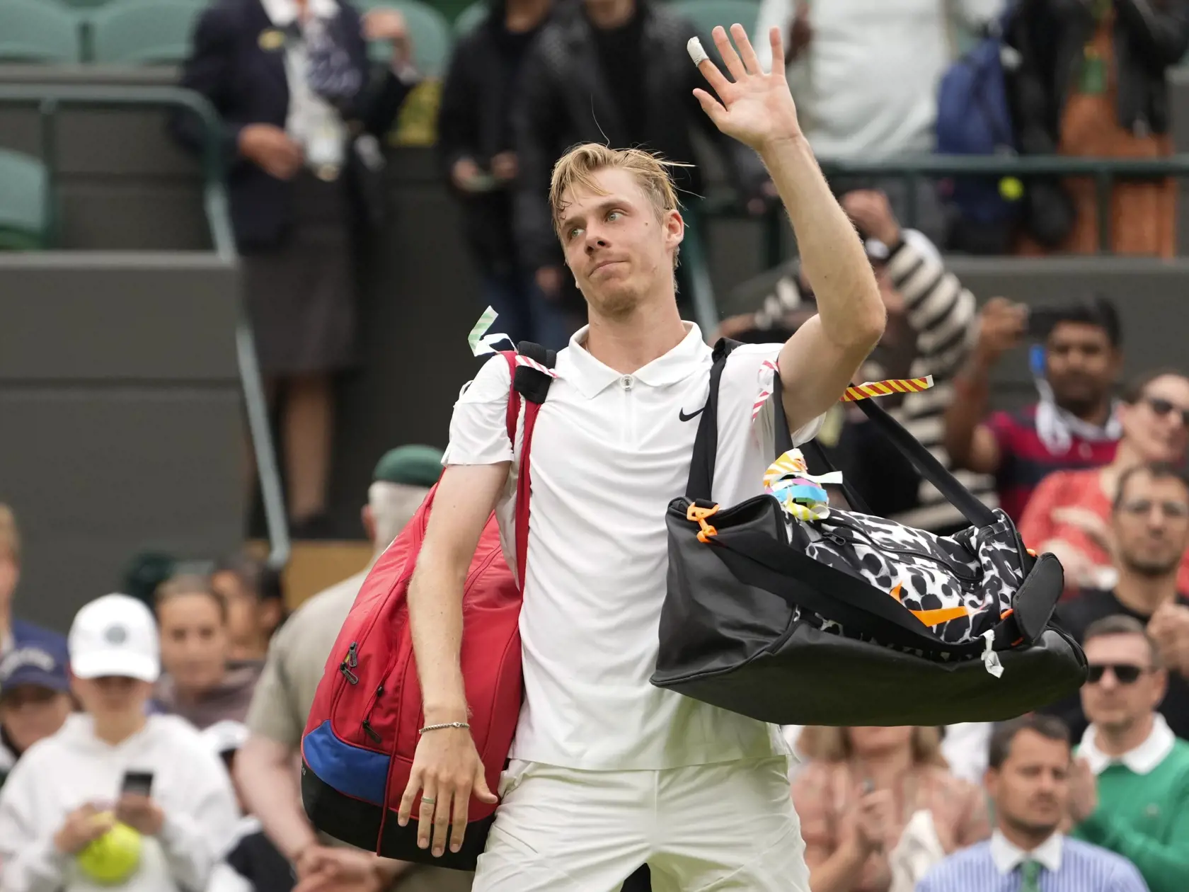 KK62 Londýn - Na snímke kanadský tenista Denis Shapovalov máva fanúšikom po prehre nad Američanom Benom Sheltonom v 3. kole mužskej dvojhry na grandlamovom turnaji vo Wimbledone 6. júla 2024. FOTO TASR/AP
Denis Shapovalov of Canada waves following his third round defeat to Ben Shelton of the United States at the Wimbledon tennis championships in London, Saturday, July 6, 2024. (AP Photo/Alberto Pezzali)