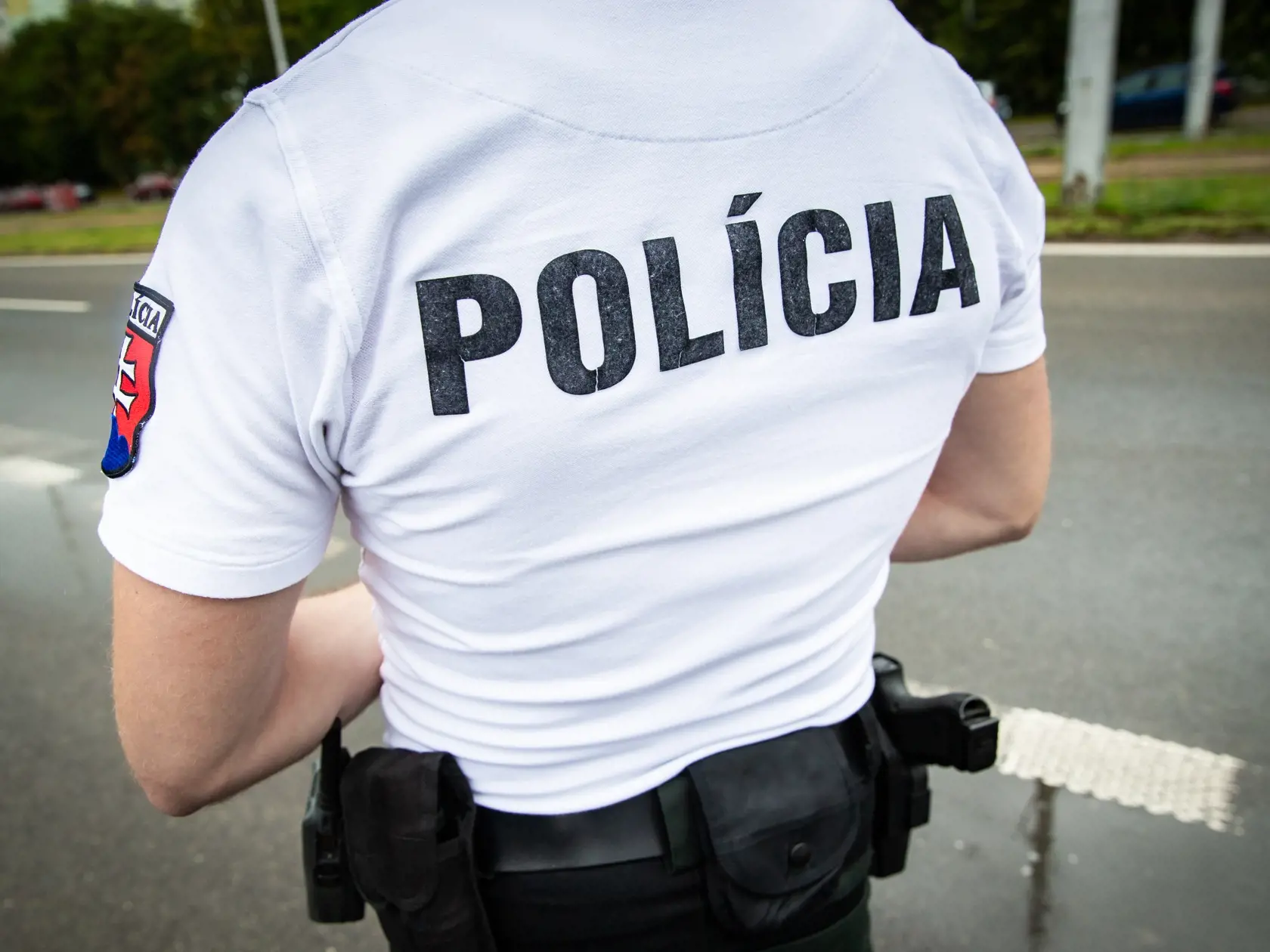 Vyšetrovateľ obvinil z obchodovania s ľuďmi 20-ročnú ženu z nitrianskeho okresu. Podľa hovorcu Prezídia Policajného zboru Michala Slivku mala svoje maloleté sestry predávať formou sexuálneho vykorisťovania.