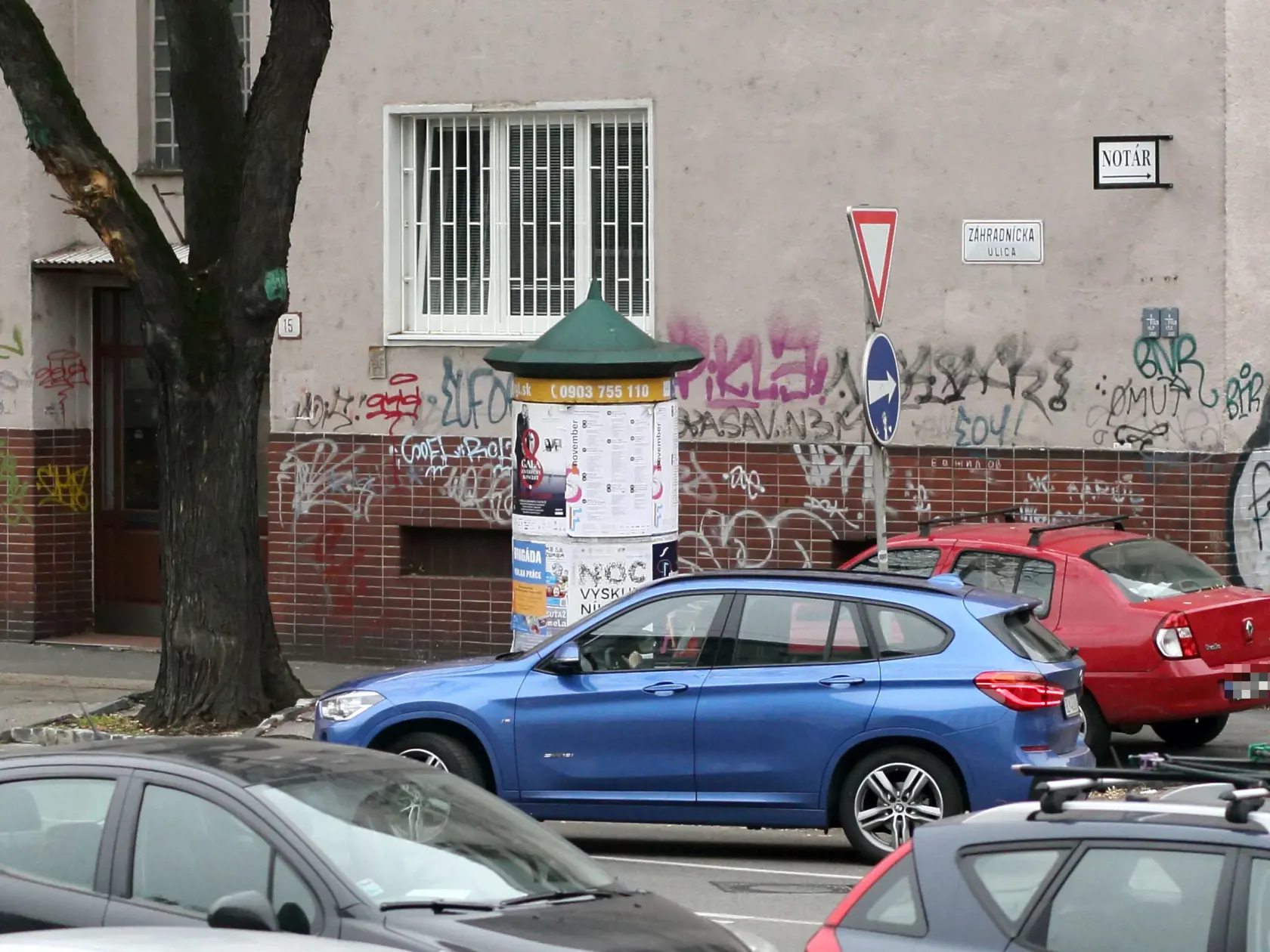 Spisovateľ Jozef Heriban vo svojom aute pred súdom.