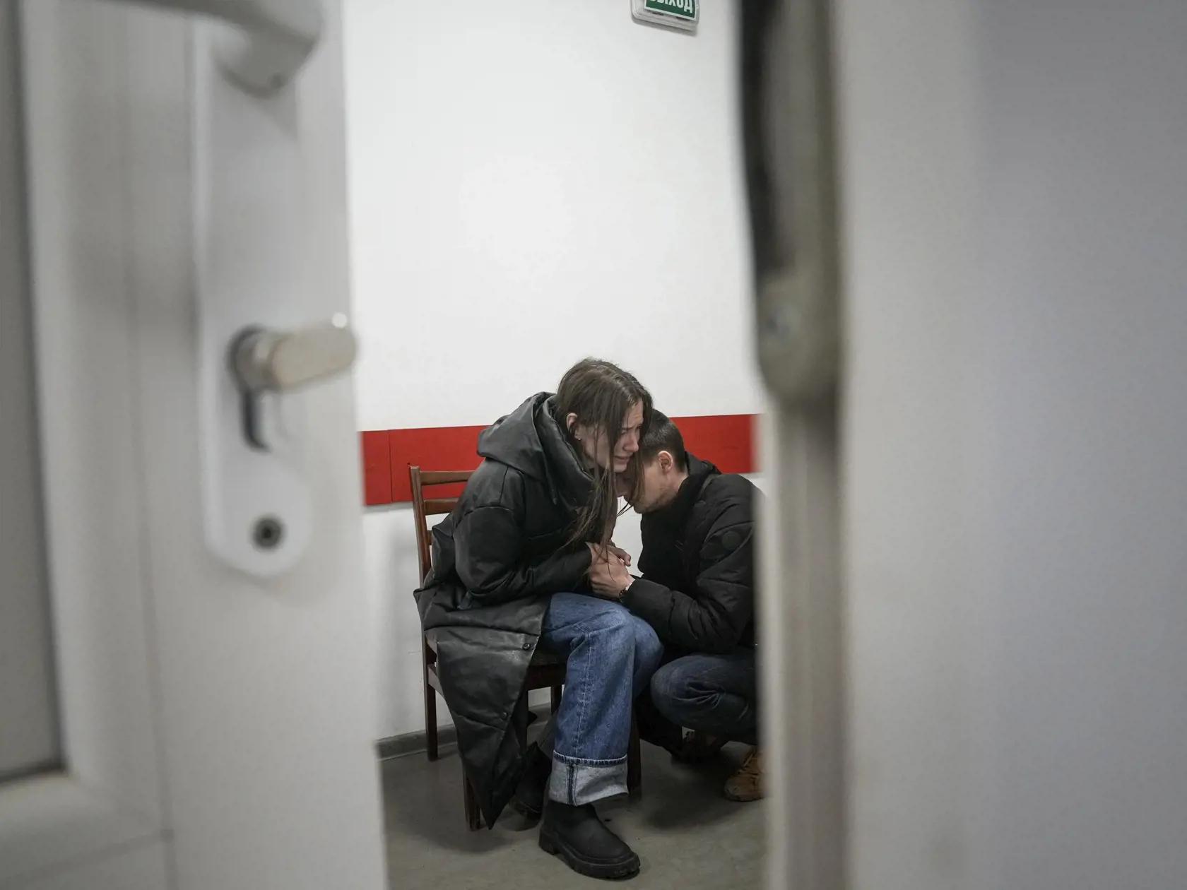 PK 54 Mariupoľ - Plačúci ukrajinský pár po úmrtí ich 18-mesačného syna v nemocnici v Mariupole v piatok 4. marca 2022. FOTO TASR/AP

Marina Yatsko and her boyfriend Fedor comfort each other after her 18-month-old son Kirill was killed by shelling in a hospital in Mariupol, Ukraine, Friday, March 4, 2022. (AP Photo/Evgeniy Maloletka)