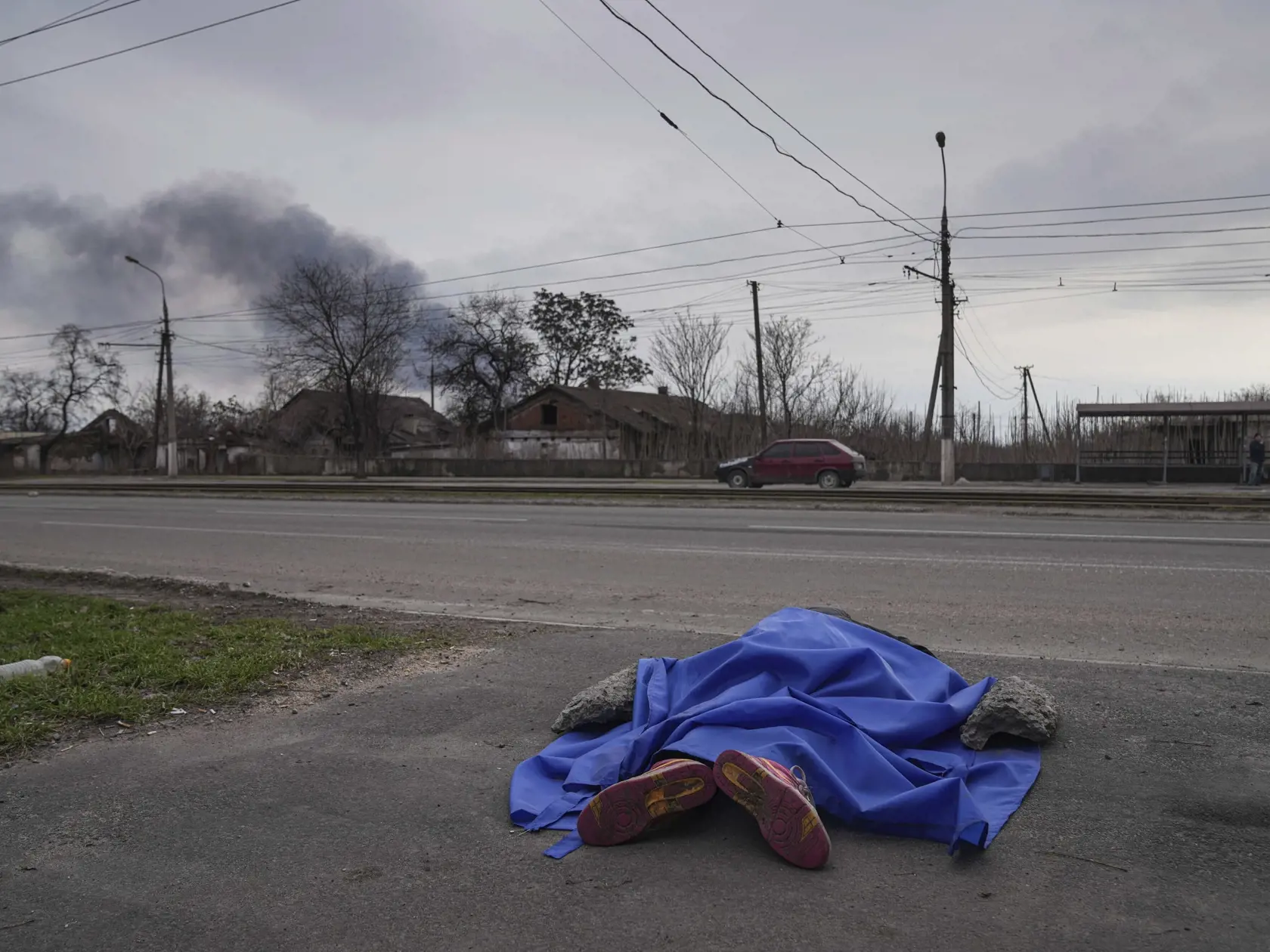 WA 54 Mariupol - Mŕtve telo prikryté plachtou leží na ceste v Mariupole počas dvanásteho dňa ruskej invázie na Ukrajine v pondelok 7. marca 2022. FOTO TASR/AP  

The dead body of a person lies covered in the street in Mariupol, Ukraine, Monday, March 7, 2022. (AP Photo/Evgeniy Maloletka)