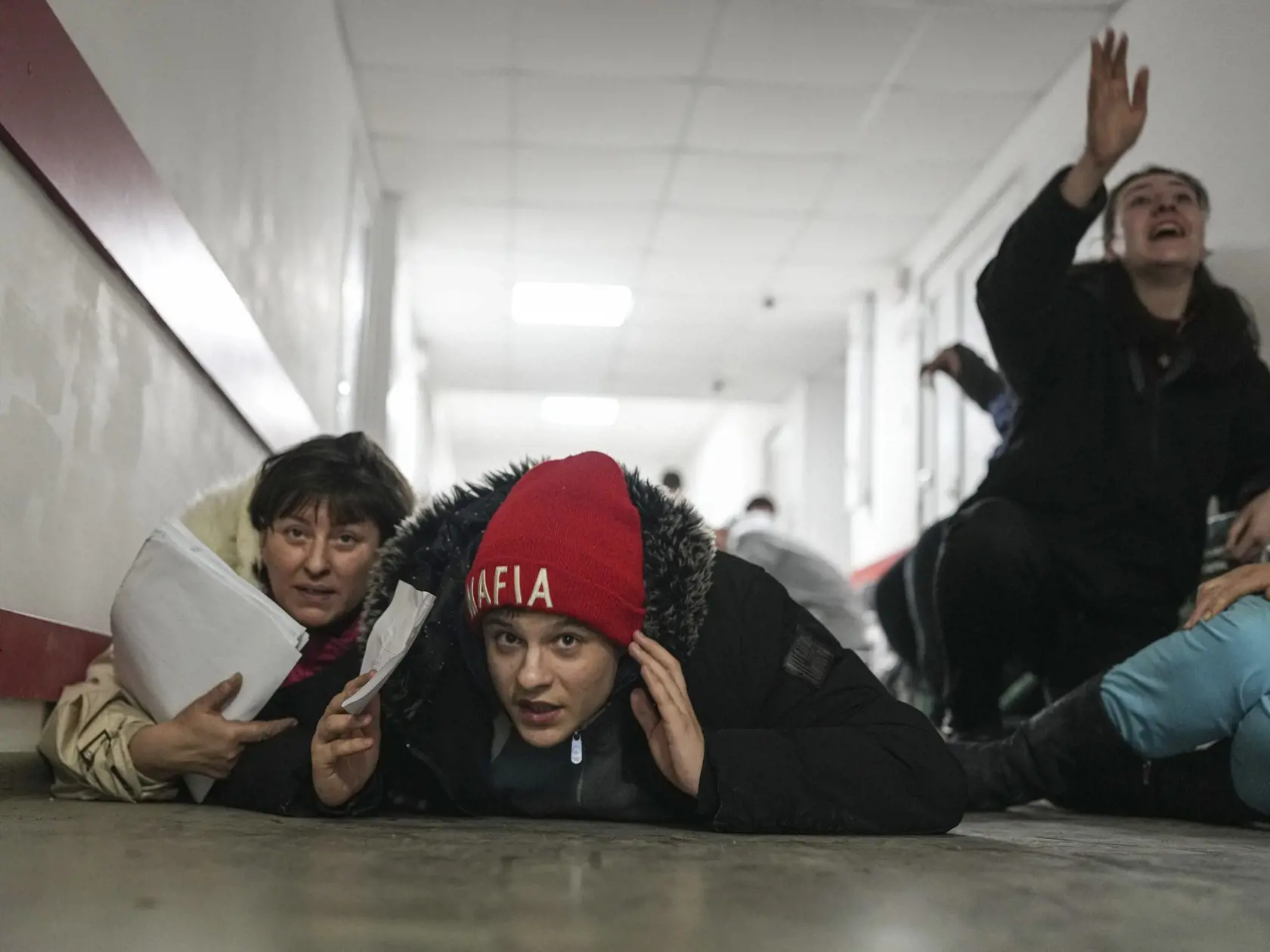 PK 32 Mariupoľ - Ľudia ležia na podlahe nemocnice počas ostreľovania ruskými vojskami v Mariupole v piatok 4. marca 2022. FOTO TASR/AP

People lie on the floor of a hospital during shelling by Russian forces in Mariupol, Ukraine, Friday, March 4, 2022. (AP Photo/Evgeniy Maloletka)