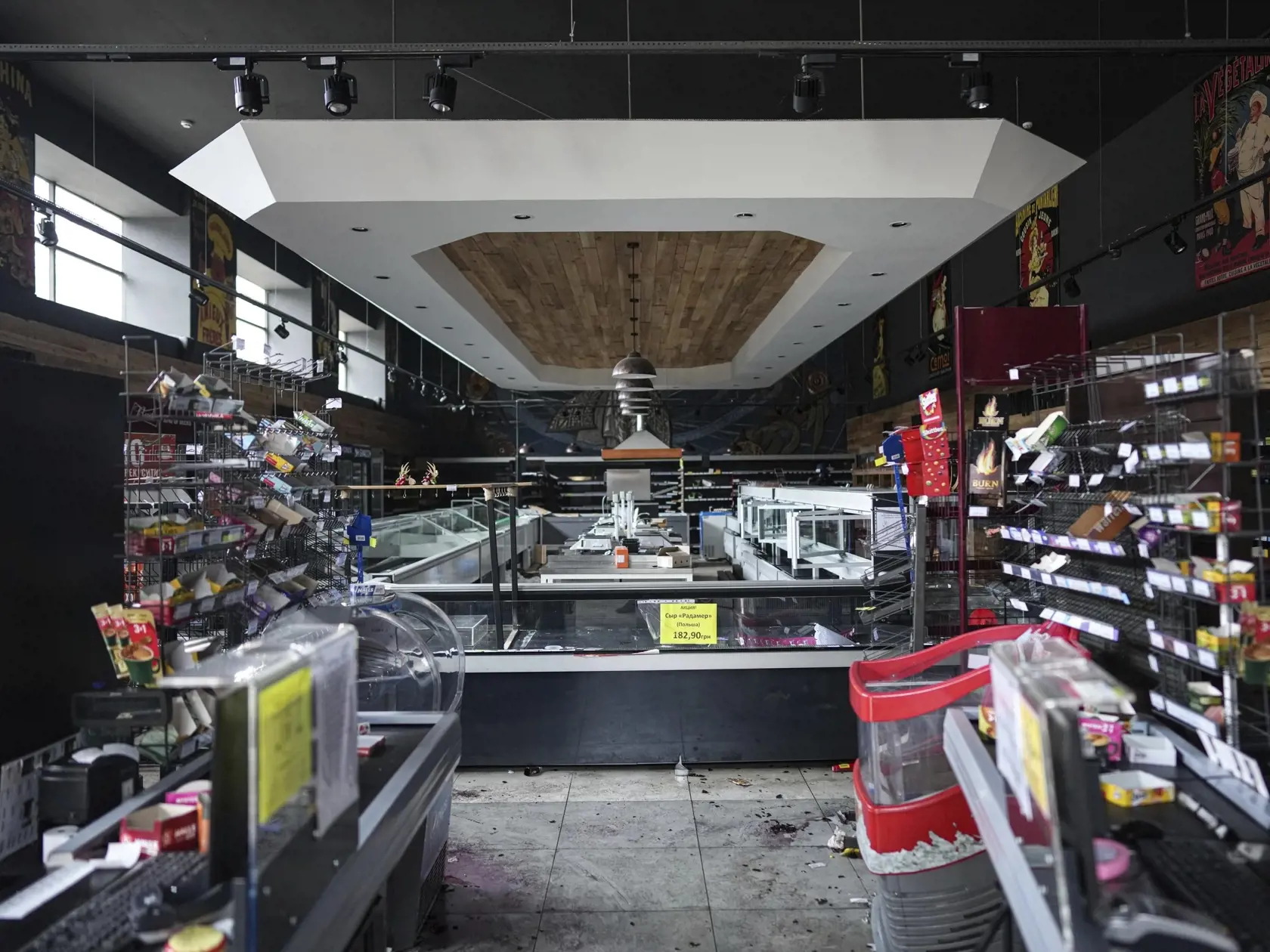 KK29 Mariupol - Na snímke opustený supermarket v Mariupole počas dvanásteho dňa ruskej invázie na Ukrajine v nedeľu 6. marca 2022. FOTO TASR/AP  

View of an abandoned supermarket in Mariupol, Ukraine, Sunday, March 6, 2022. (AP Photo/Evgeniy Maloletka)