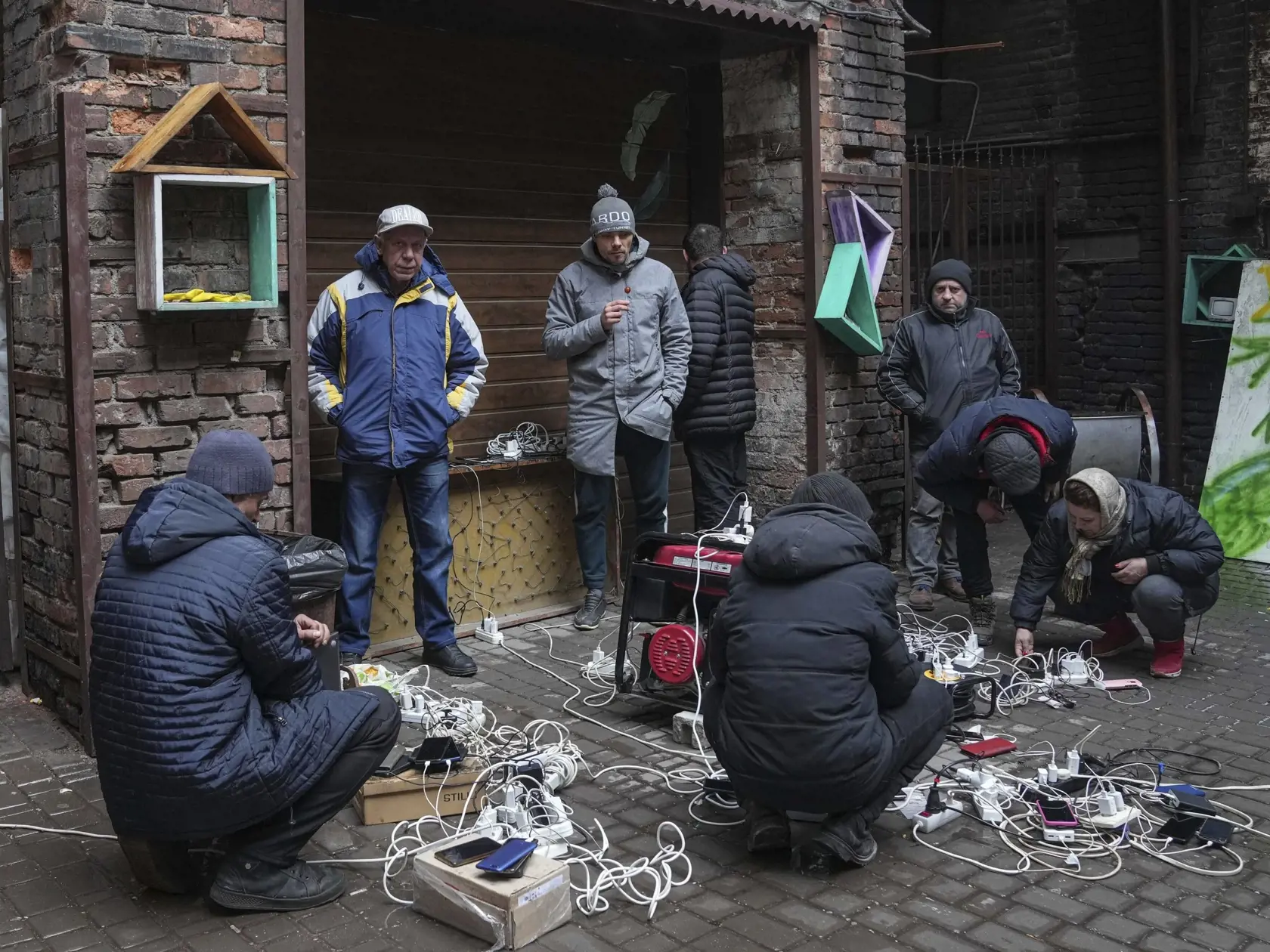 WA 53 Mariupol - Ľudia si nabíjajú svoje mobilné telefóny na dvore v Mariupole počas jedenásteho dňa ruskej invázie na Ukrajine v nedeľu 6. marca 2022. FOTO TASR/AP  

People charge their phones in a yard in Mariupol, Ukraine, Sunday, March 6, 2022. (AP Photo/Evgeniy Maloletka)