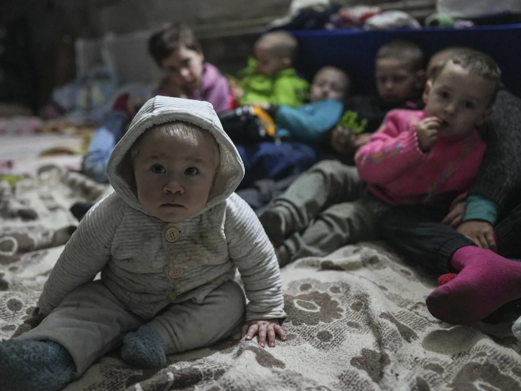 WA 52 Mariupol - Deti pózujú v improvizovanom protileteckom kryte v Mariupole počas jedenásteho dňa ruskej invázie na Ukrajine v nedeľu 6. marca 2022. FOTO TASR/AP  

Children pose for a photographer in the bomb shelter in Mariupol, Ukraine, Sunday, March 6, 2022. (AP Photo/Evgeniy Maloletka)