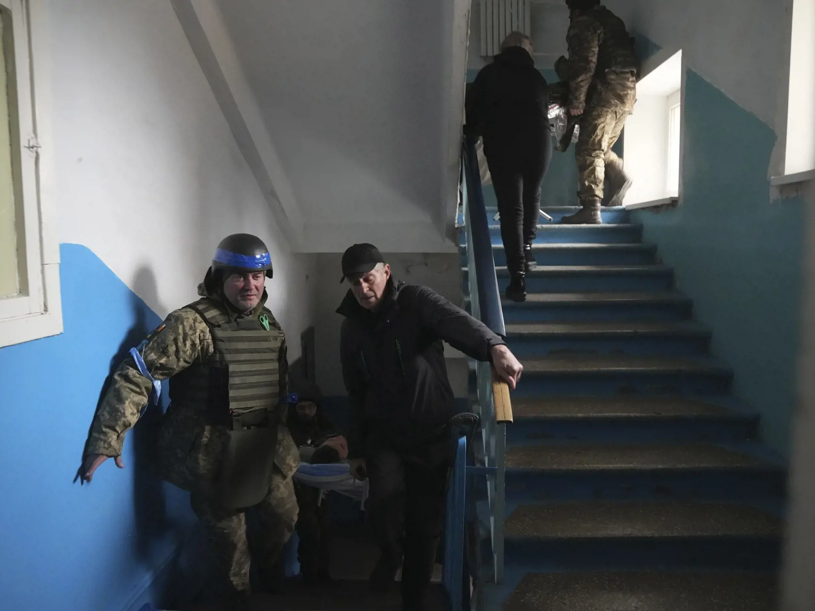 PK 56 Mariupoľ - Ukrajinský vojak pomáha niesť človeka zraneného ostreľovaním v nemocnici v Mariupole vo štvrtok 3. marca 2022. FOTO TASR/AP

A Ukrainian serviceman and a civilian carry a wounded man who was injured by shelling in a hospital in Mariupol, Ukraine, Thursday, March 3, 2022. (AP Photo/Evgeniy Maloletka)