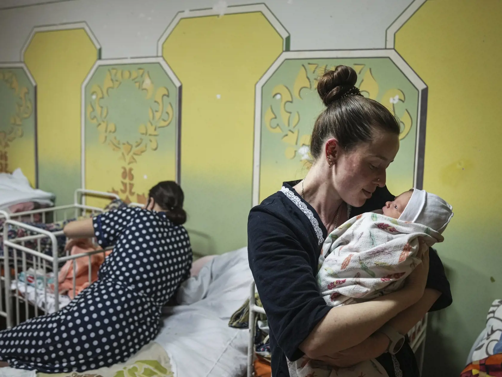 JB 28 Mariupol - Ukrajinka Kateryna Suharokova drží svojho novorodeného syna Makara v pôrodnici v meste Mariupol na východe Ukrajiny 28. februára 2022, ktorá teraz slúži ako zdravotné stredisko i protibombový úkryt. Obyvatelia strategicky dôležitého ukrajinského mesta Mariupol sa po intenzívnych útokoch ruských vojsk ocitli bez elektriny, oznámil v utorok 1. marca gubernátor Doneckej oblasti Pavlo Kyrylenko. Z mesta tiež hlásia civilné obete. TASR o tom informuje na základe správ agentúr Reuters