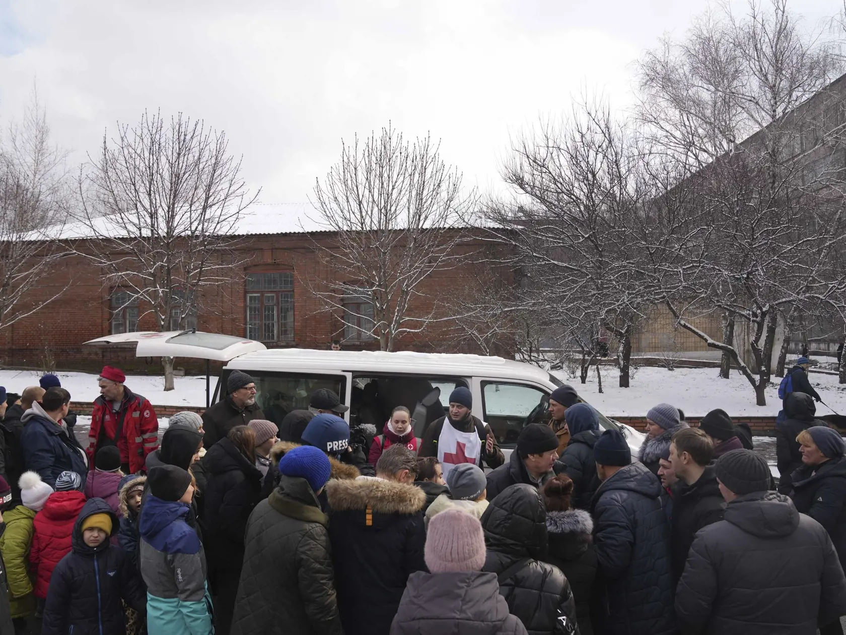 WA 55 Mariupol - Ľudia sa zhromaždili, aby dostali humanitárnu pomoc v Mariupole počas trinásteho dňa ruskej invázie na Ukrajine v utorok 8. marca 2022. FOTO TASR/AP  

People gather to receive humanitarian aid in Mariupol, Ukraine, Tuesday, March 8, 2022. (AP Photo/Evgeniy Maloletka)