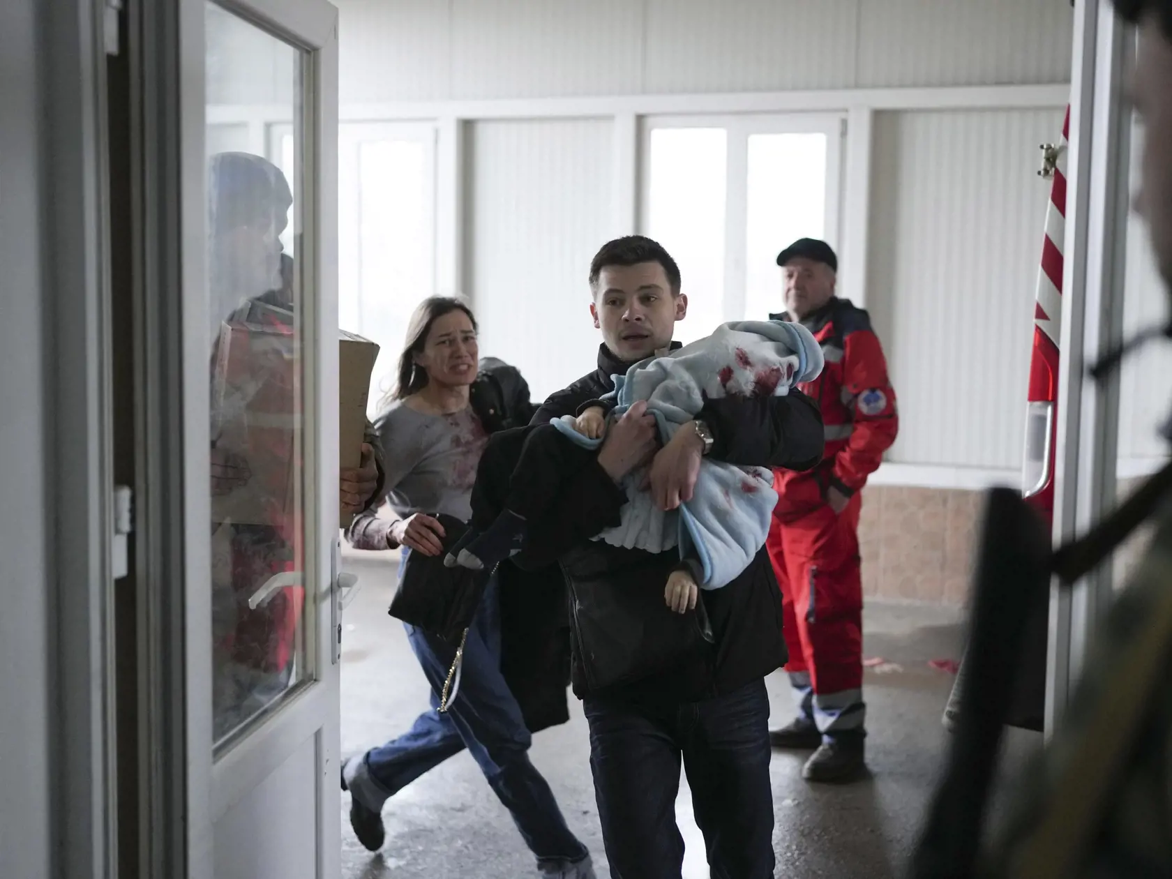 PK 32 Mariupoľ - Muž beží po nemocnici so svojím mŕtvym synom v náručí v Mariupole v piatok 4. marca 2022. FOTO TASR/AP

Marina Yatsko, left, runs behind her boyfriend Fedor carrying her 18 month-old son Kirill who was killed in shelling, as they arrive at a hospital in Mariupol, Ukraine, Friday, March 4, 2022. (AP Photo/Evgeniy Maloletka)