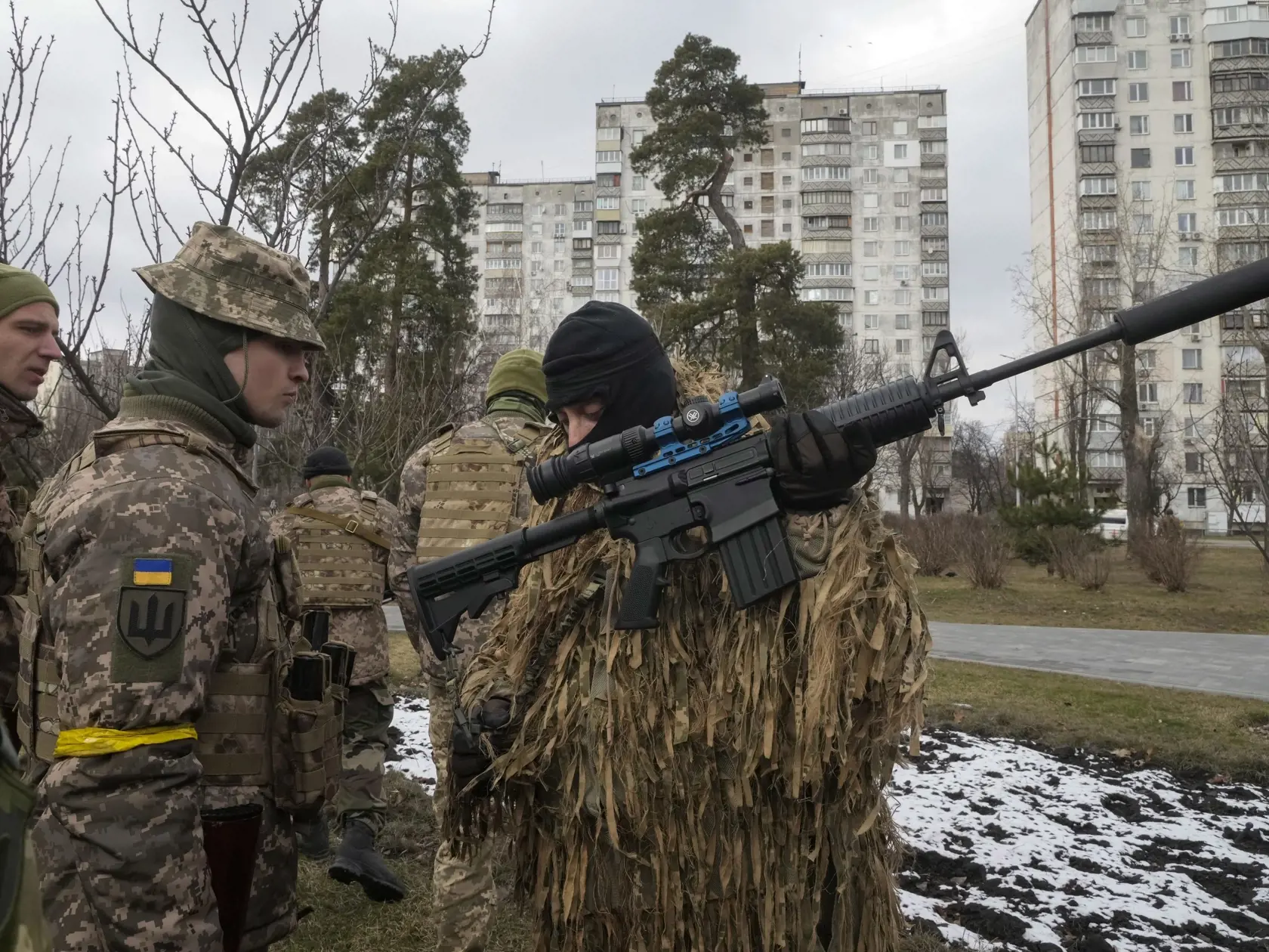 KK21 Kyjev - Príslušníci územnej obrany ukrajinskej armády sa pripravujú na odrezanie útoku ruskej armády počas štrnásteho dňa ruskej invázie na Ukrajine 9. marca 2022 v Kyjeve. FOTO TASR/AP

Ukrainian Territorial Defence Forces members prepare to repel the Russian army assault on the Kyiv outskirts, Ukraine, Wednesday, March 9, 2022. Authorities announced a new ceasefire on Wednesday to allow civilians to escape from towns around the capital, Kyiv, as well as the southern cities of Mariupol, En