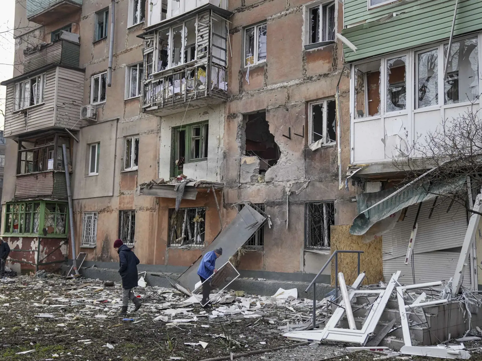 WA 47 Mariupol - Ľudia kráčajú okolo zničeného činžiaka po ostreľovaní v Mariupole počas dvanásteho dňa ruskej invázie na Ukrajine v pondelok 7. marca 2022. FOTO TASR/AP  

People walk next to an apartment building hit by shelling in Mariupol, Ukraine, Monday, March 7, 2022. (AP Photo/Evgeniy Maloletka)