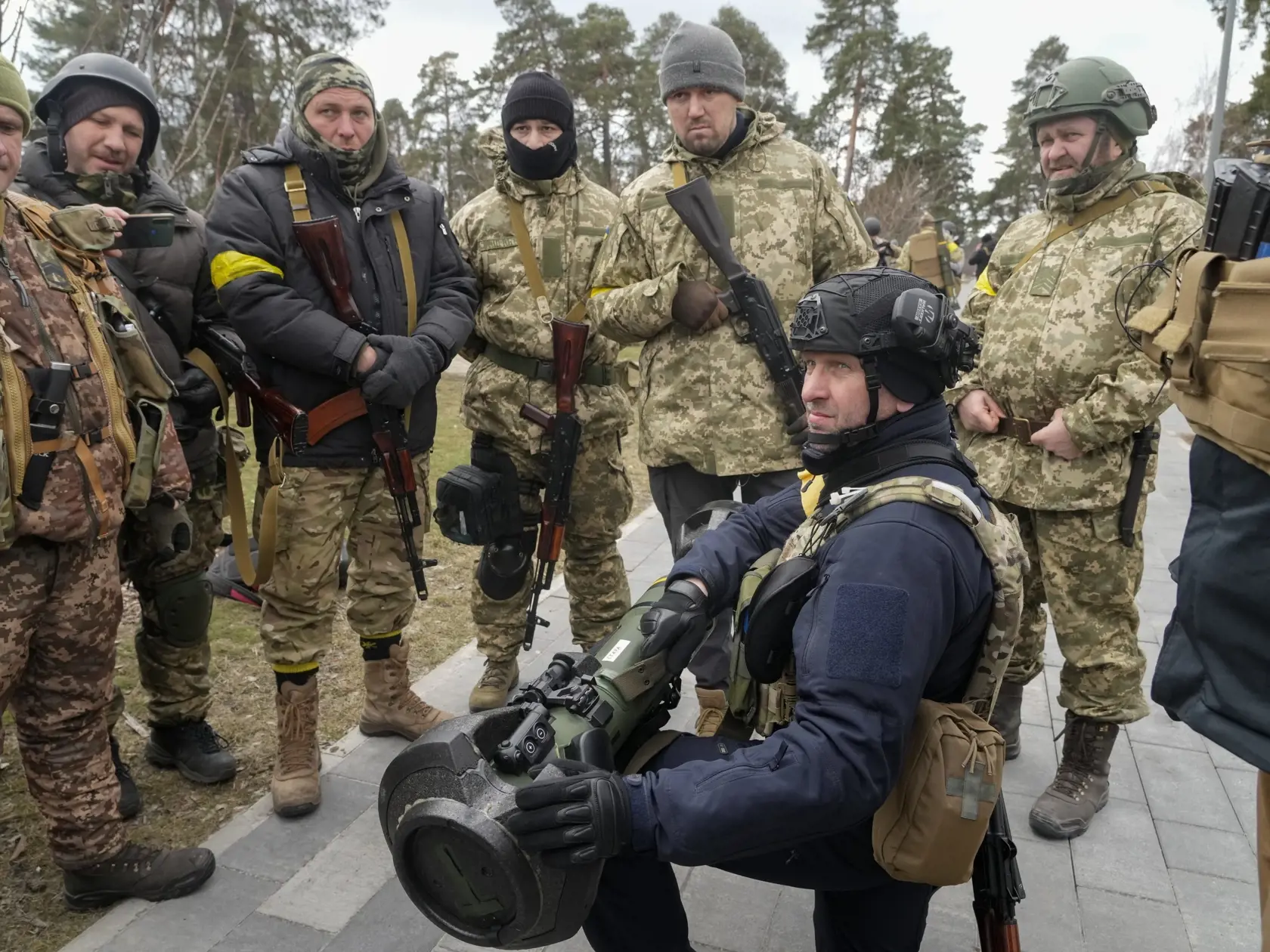 KK18 Kyjev - Príslušníci územnej obrany ukrajinskej armády sa učia používať protitankovú zbraň NLAW počas štrnásteho dňa ruskej invázie na Ukrajine 9. marca 2022 v Kyjeve. FOTO TASR/AP

Ukrainian Territorial Defence Forces members train to use an NLAW anti-tank weapon on the outskirts of Kyiv, Ukraine, Wednesday, March 9, 2022. Authorities announced a new ceasefire on Wednesday to allow civilians to escape from towns around the capital, Kyiv, as well as the southern cities of Mariupol, Enerhodar