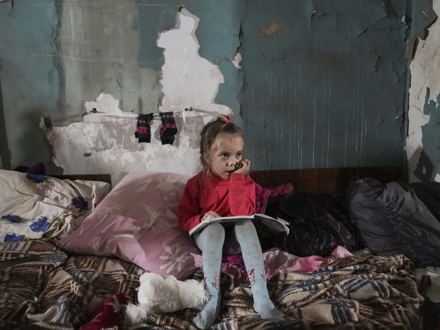WA 49 Mariupol - Dievčatko sedí protileteckom kryte v Mariupole počas dvanásteho dňa ruskej invázie na Ukrajine v pondelok 7. marca 2022. FOTO TASR/AP  

A girl sits in the improvised bomb shelter in Mariupol, Ukraine, Monday, March 7, 2022. (AP Photo/Evgeniy Maloletka)