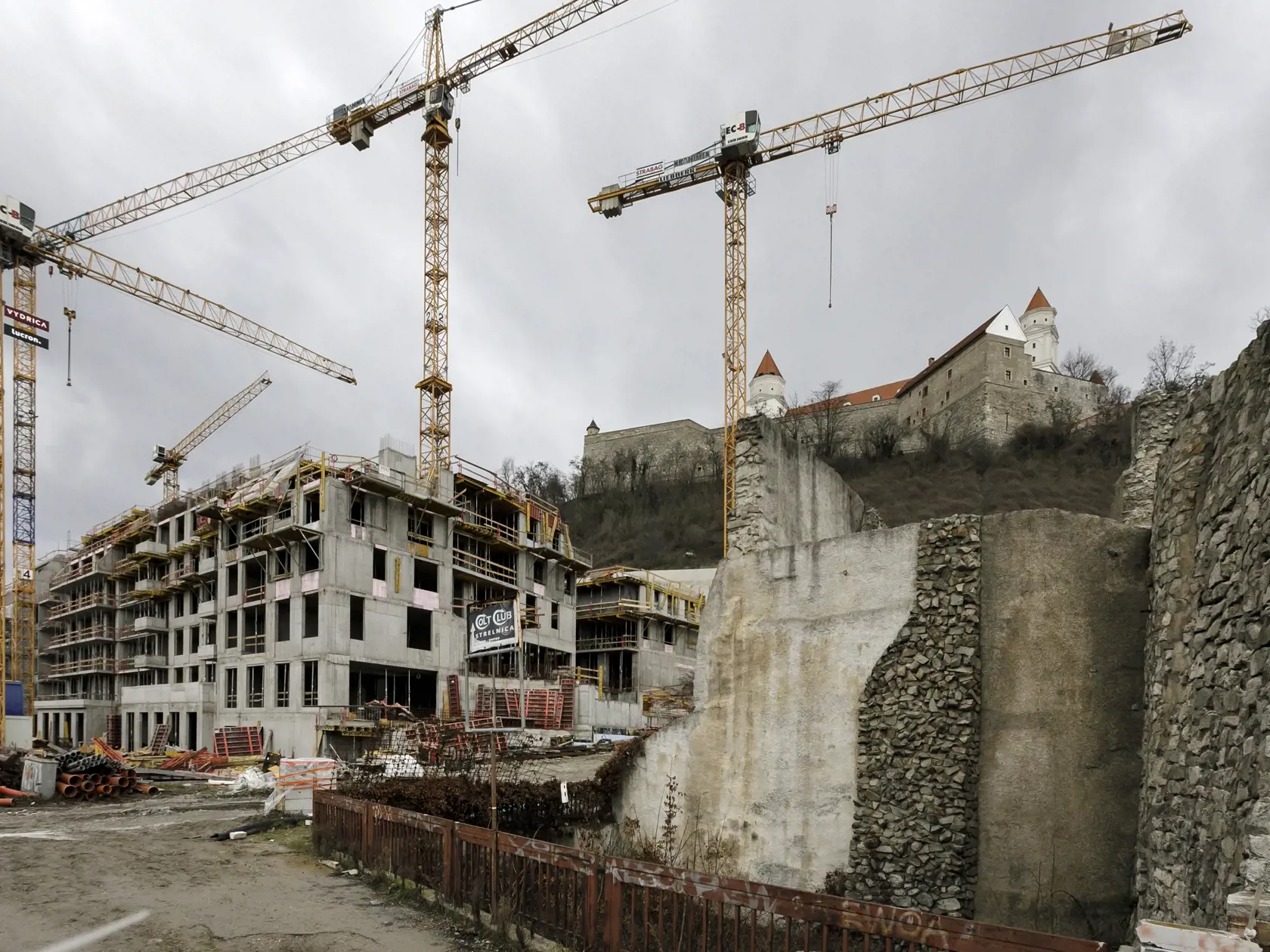 Na snímke hrubé stavby domov na stavenisku v bratislavskom Podhradí, kde sa uskutočňuje výstavba developerského projektu Vydrica. V Bratislave 10. januára 2023.