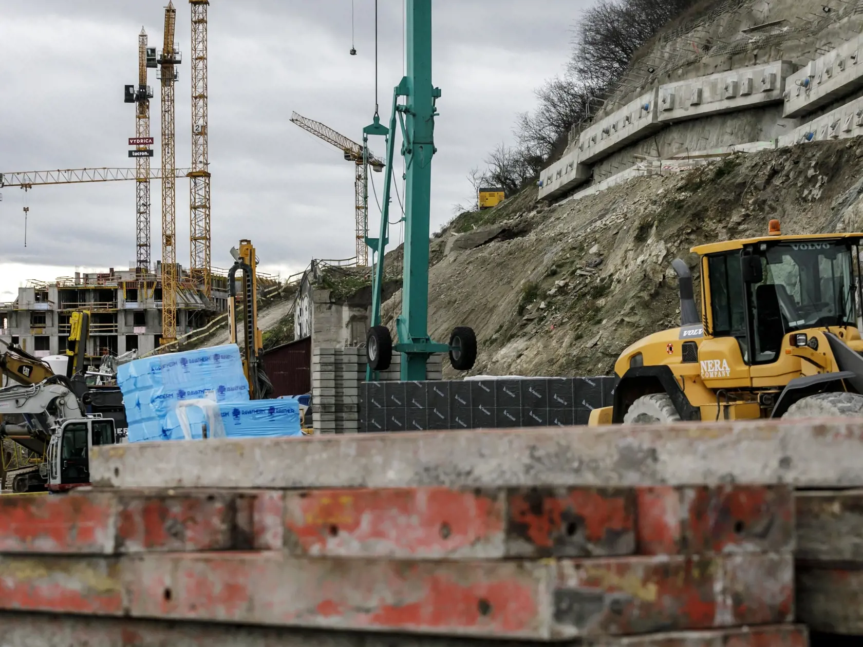 Na snímke stavenisko v bratislavskom Podhradí, kde sa uskutočňuje výstavba developerského projektu Vydrica. V Bratislave 10. januára 2023.