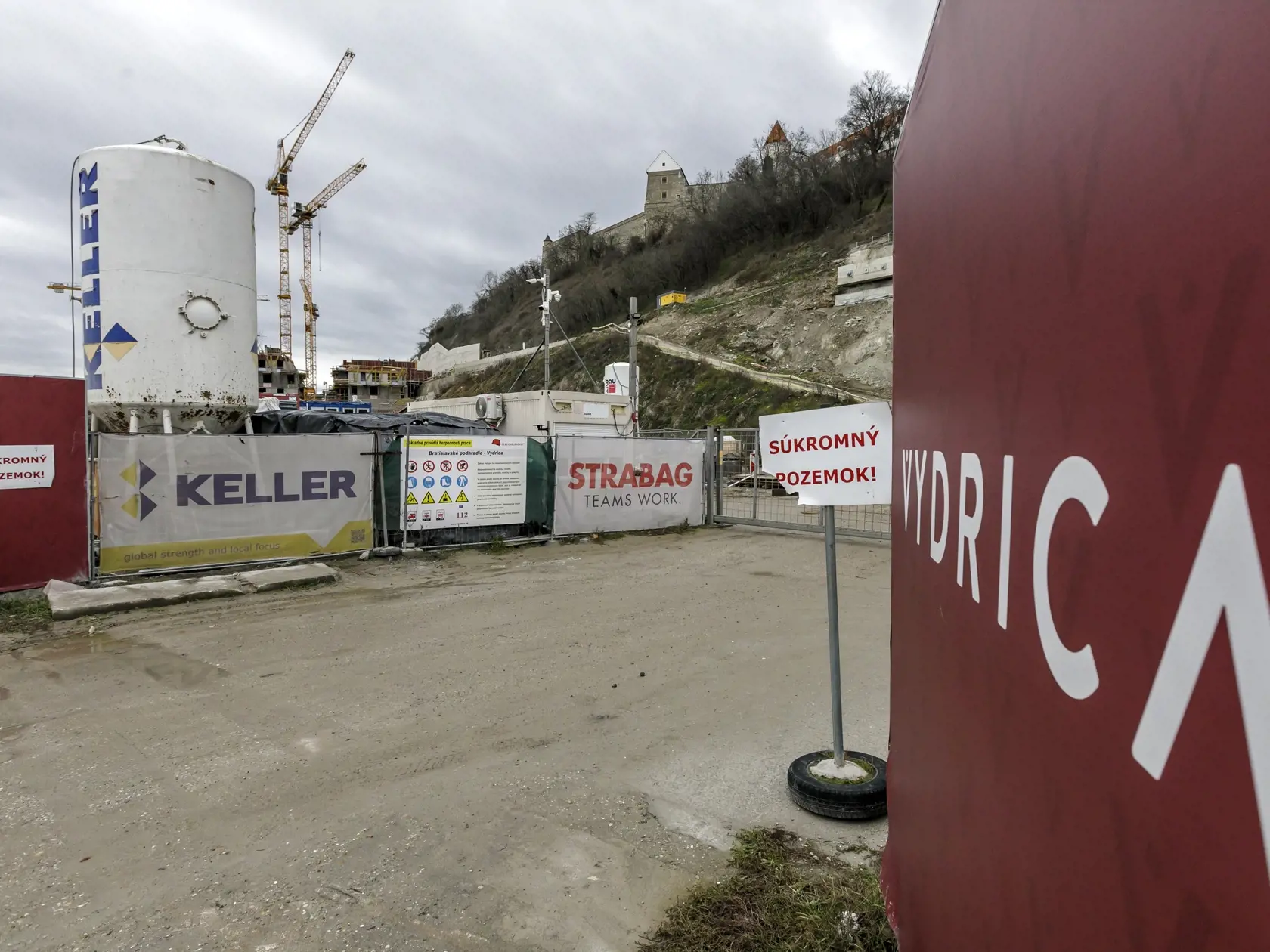 Na snímke stavenisko v bratislavskom Podhradí, kde sa uskutočňuje výstavba developerského projektu Vydrica. V Bratislave 10. januára 2023.