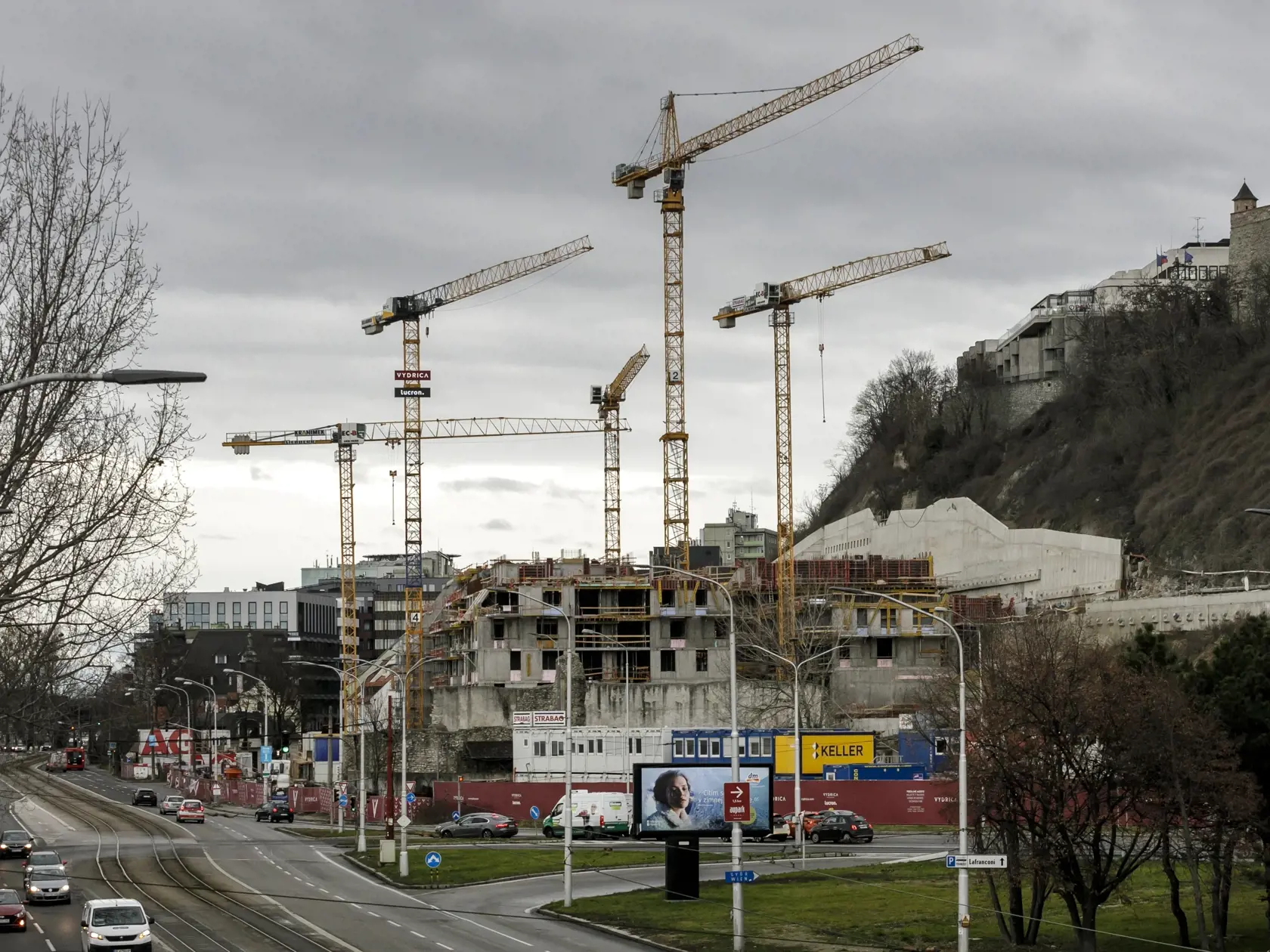 Na snímke prvé hrubé stavby domov na stavenisku v bratislavskom Podhradí, kde sa uskutočňuje výstavba developerského projektu Vydrica. V Bratislave 10. januára 2023.