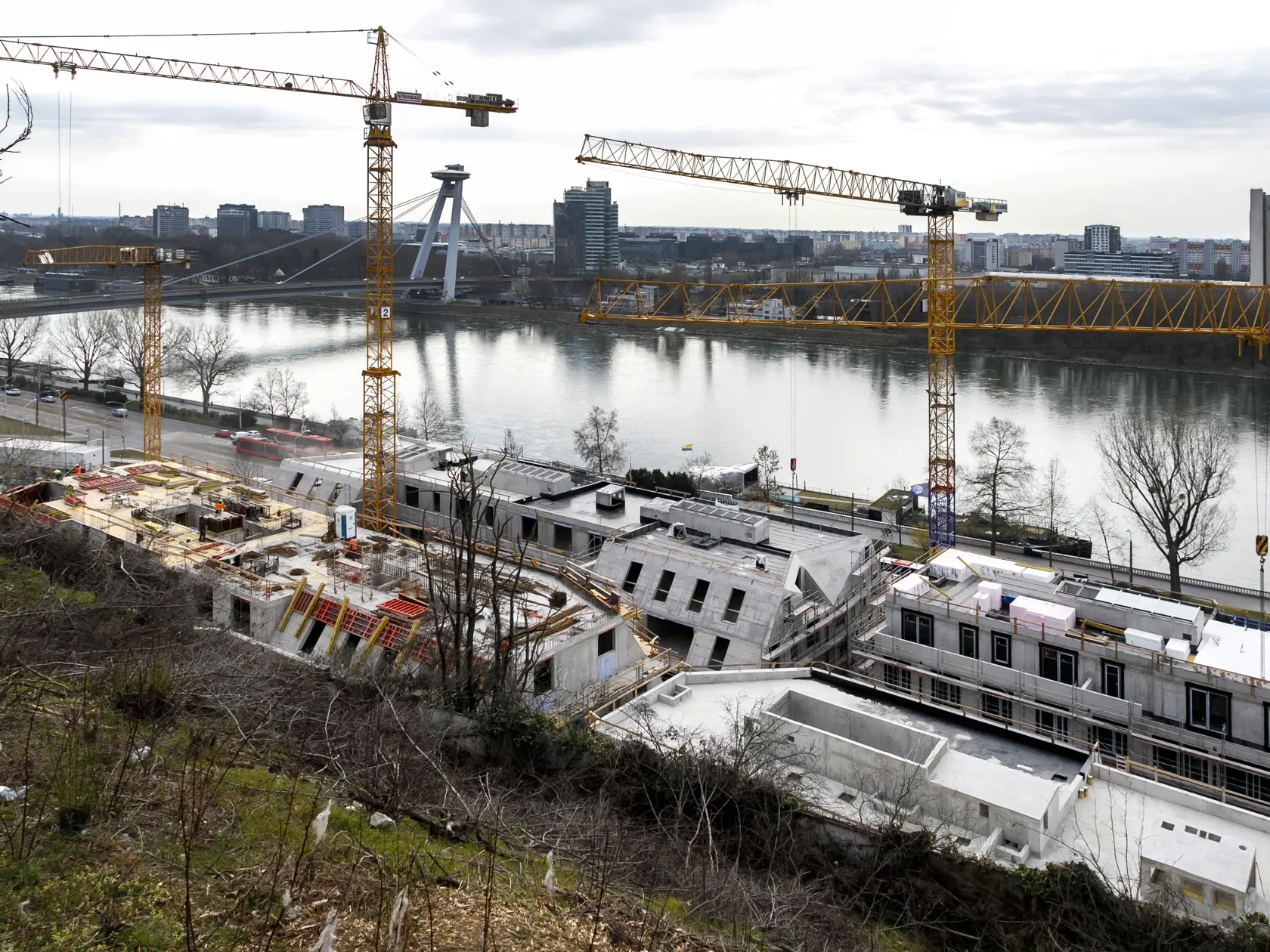 Na snímke pokračujúca výstavba domov na stavenisku v bratislavskom Podhradí, kde sa uskutočňuje výstavba developerského projektu Vydrica. Plánovaný termín dokončenia 1. etapy je rok 2024. V Bratislave 3. apríla 2023.