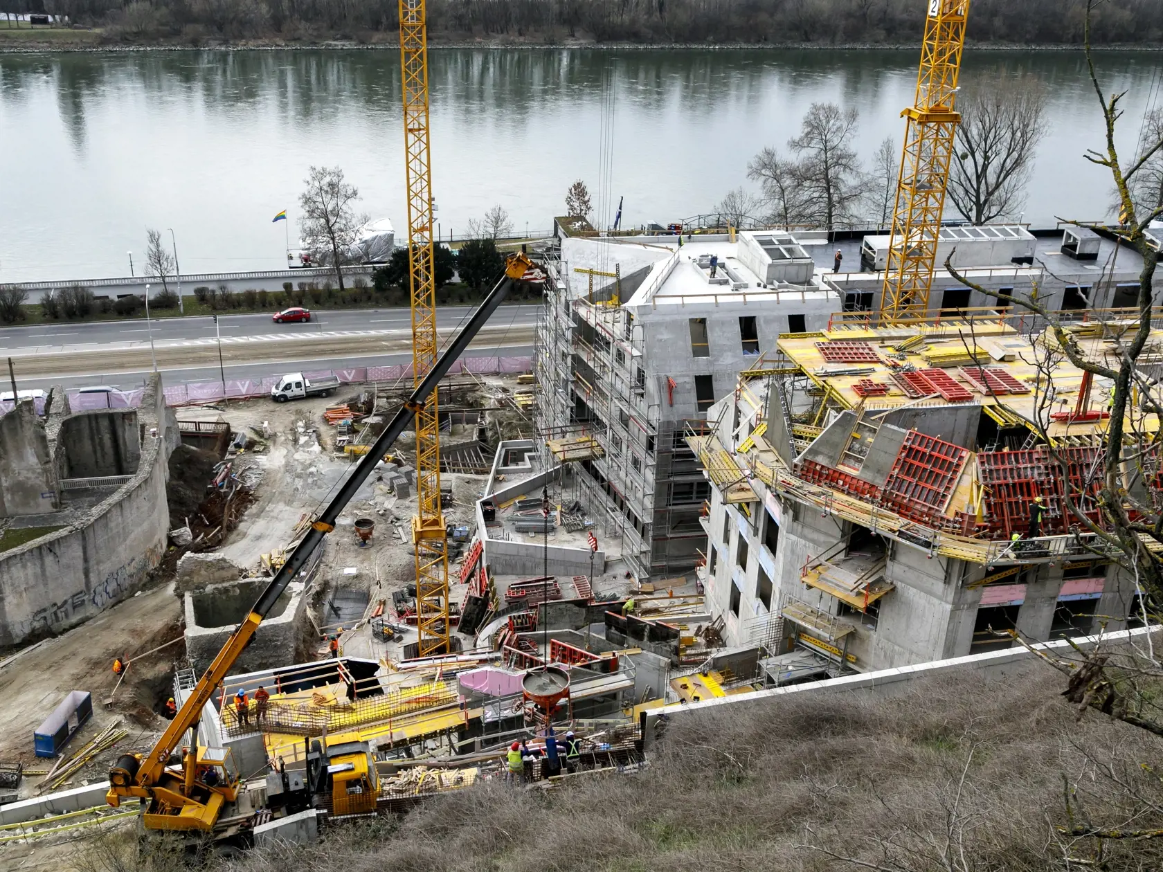 Na snímke pokračujúca výstavba domov na stavenisku v bratislavskom Podhradí, kde sa uskutočňuje výstavba developerského projektu Vydrica. Plánovaný termín dokončenia 1. etapy je rok 2024. V Bratislave 3. apríla 2023.