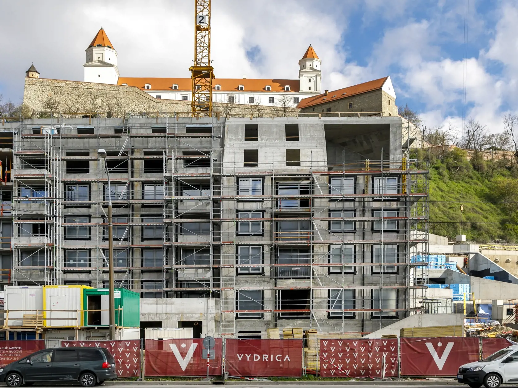 Na snímke pokračujúca výstavba domov na stavenisku v bratislavskom Podhradí, kde sa uskutočňuje výstavba developerského projektu Vydrica. Plánovaný termín dokončenia 1. etapy je rok 2024. V Bratislave 3. apríla 2023.