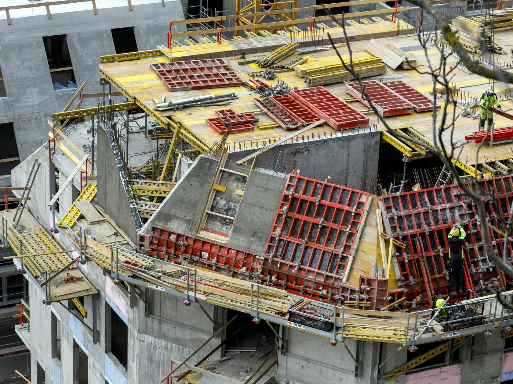 Na snímke pokračujúca výstavba domov na stavenisku v bratislavskom Podhradí, kde sa uskutočňuje výstavba developerského projektu Vydrica. Plánovaný termín dokončenia 1. etapy je rok 2024. V Bratislave 3. apríla 2023.