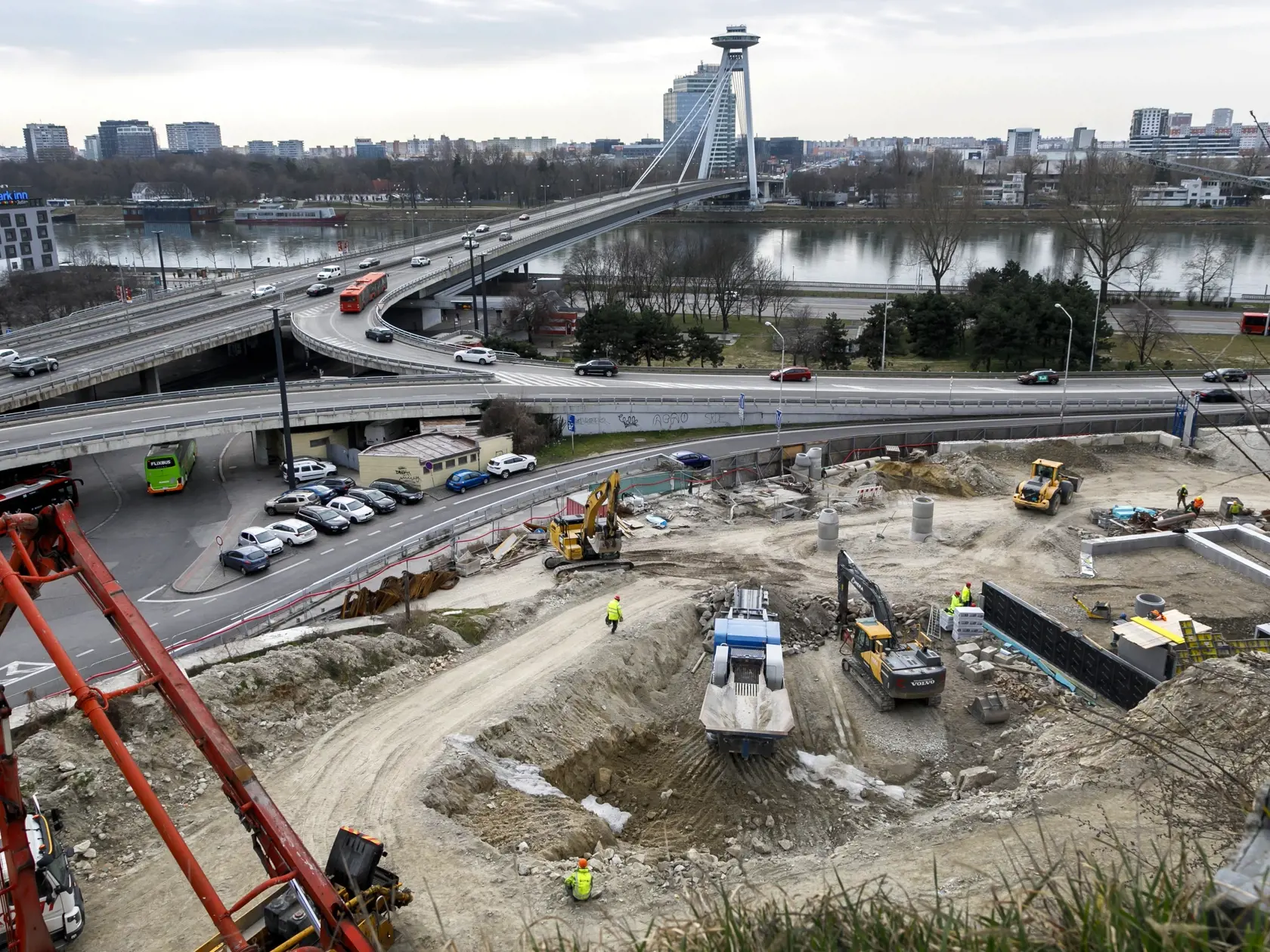 Na snímke pokračujúca výstavba domov na stavenisku v bratislavskom Podhradí, kde sa uskutočňuje výstavba developerského projektu Vydrica. Plánovaný termín dokončenia 1. etapy je rok 2024. V Bratislave 3. apríla 2023.