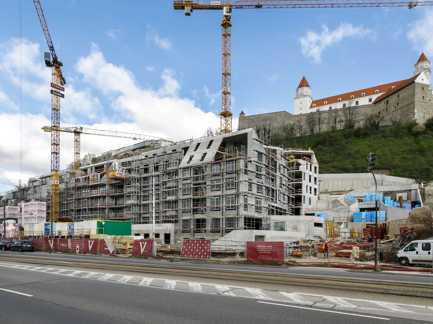Na snímke pokračujúca výstavba domov na stavenisku v bratislavskom Podhradí, kde sa uskutočňuje výstavba developerského projektu Vydrica. Plánovaný termín dokončenia 1. etapy je rok 2024. V Bratislave 3. apríla 2023.