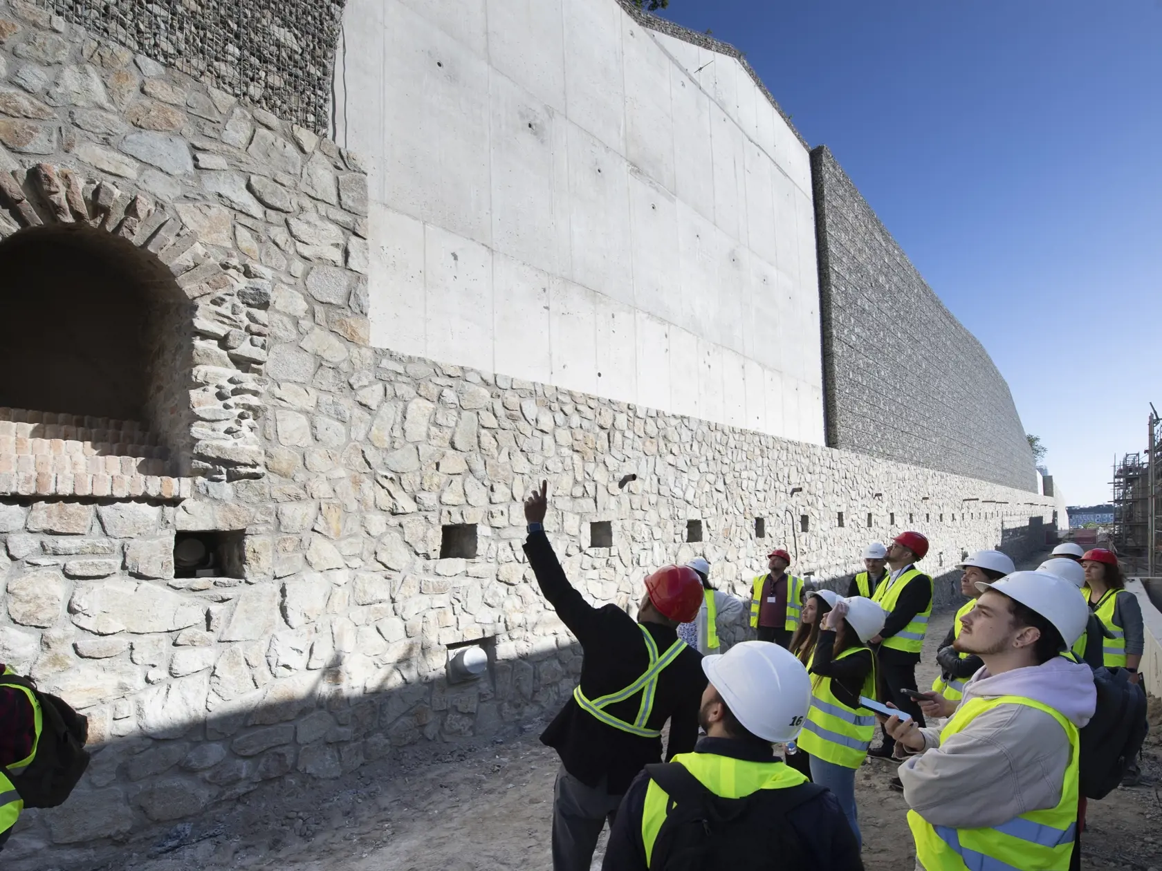 Na snímke oporný múr ako súčasť developerského projektu Vydrica v bratislavskom podhradí počas novinárskeho dňa 6. októbra 2023 v Bratislave.