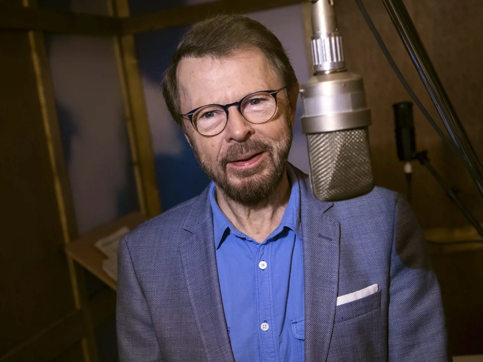 WA 41 archív Londýn - Na archívnej snímke z 13. decembra 2017 švédsky hudobník Björn Ulvaeus, člen popovej skupiny ABBA, pózuje na recepcii švédskeho nahravácieho štúdia Polar v Londýne. Ulvaeus sa po 41 rokoch manželstva odlúčil od svojej manželky Leny Ulvaeusovej. FOTO TASR/AP    



FILE - Bjorn Ulvaeus, of ABBA, poses for photographers in a recreation of the Swedish recording studio Polar on Dec. 13, 2017, in London. Ulvaeus is launching a radio show on Apple Music. The songwriter and guitar