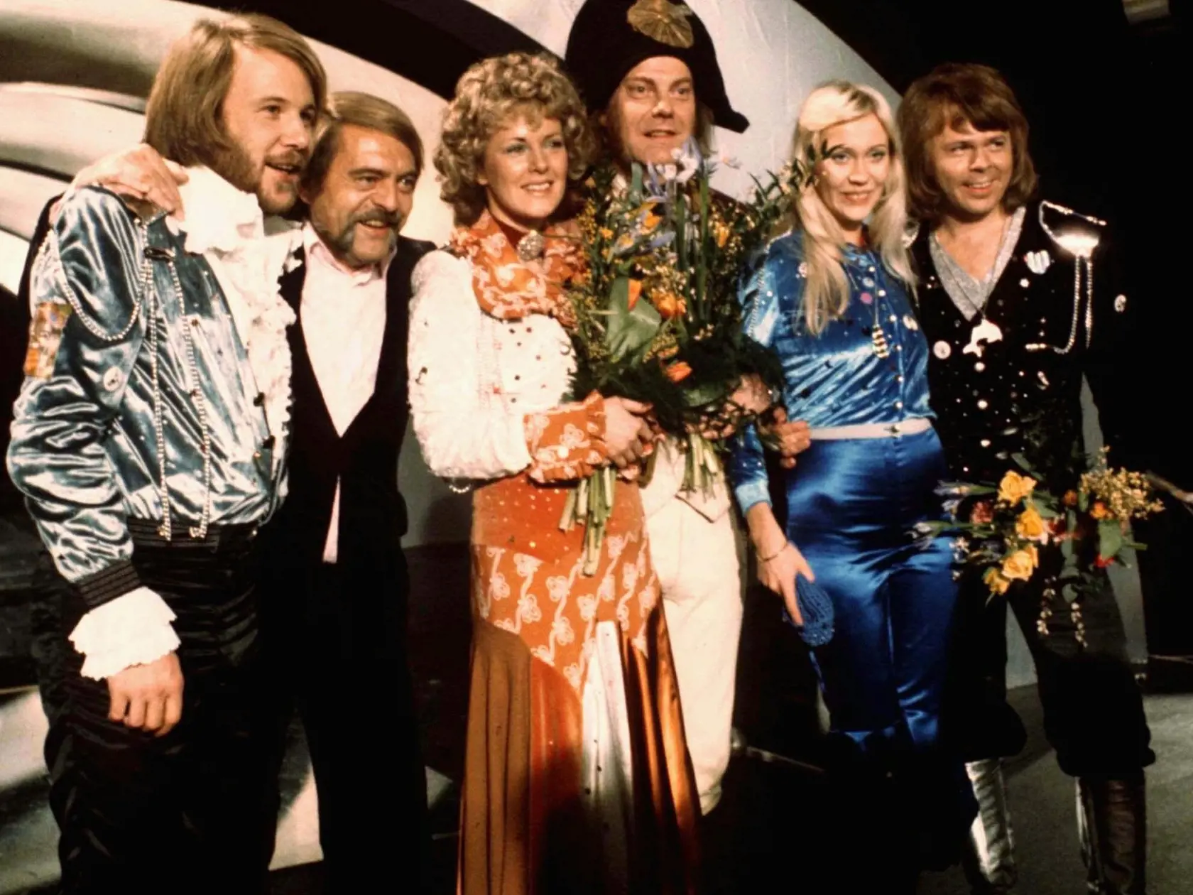 WA 35 archív Brighton - Na archívnej snímke zo 6. apríla 1974 členia švédskej skupiny ABBA sa tešia z víťazstva na pesničkovej súťaži Eurovízia s piesňou Waterloo v anglickom meste Brighton. Organizátori zrušili v súvislosti s pandémiou koronavírusu jej aktuálny ročník. Tohtoročný 65. ročník Eurovízie sa mal konať v rotterdamskej Ahoy aréne 12. – 16. mája 2020. Pesničková súťaž Eurovízia sa konala nepretržite od roku 1956 a je jedným z najdlhšie vysielaných televíznych programov na svete.