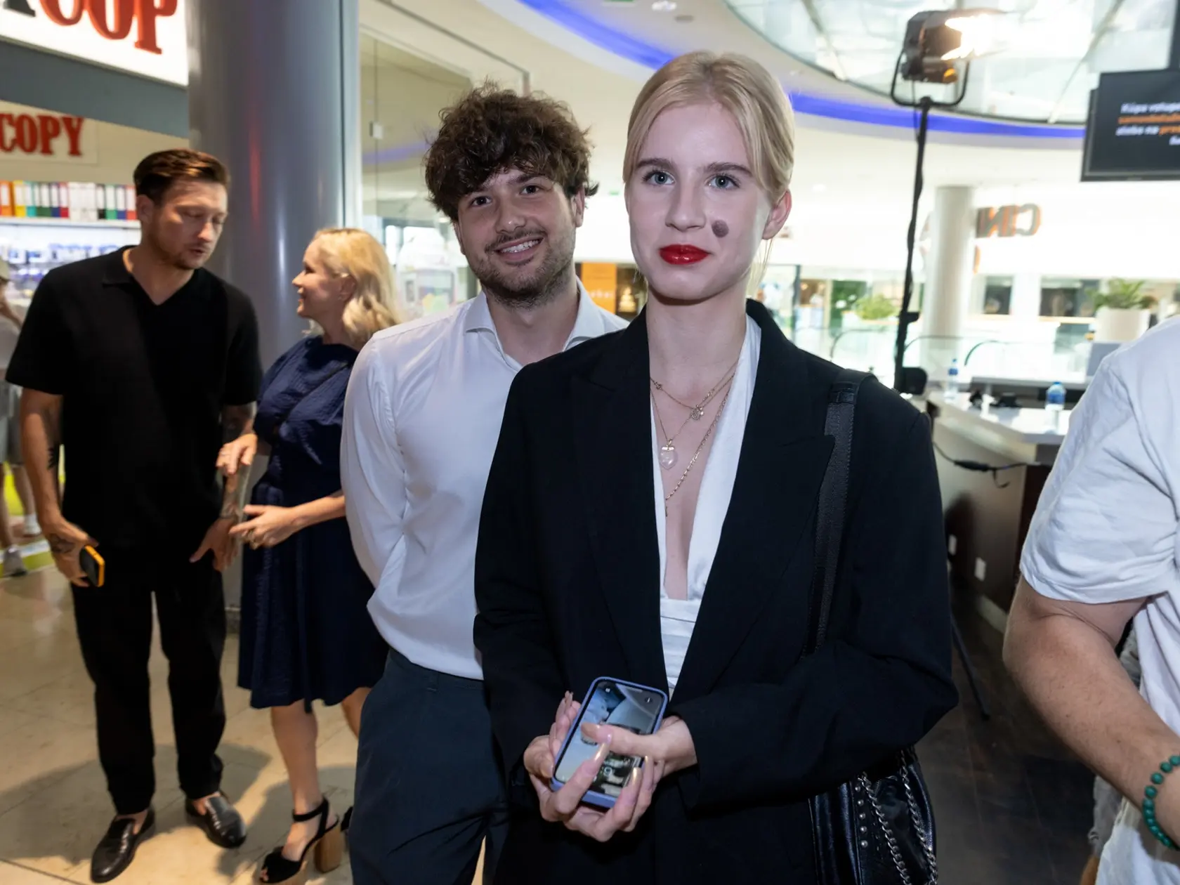 Emma Čaputová na premiére filmu Prezidentka.