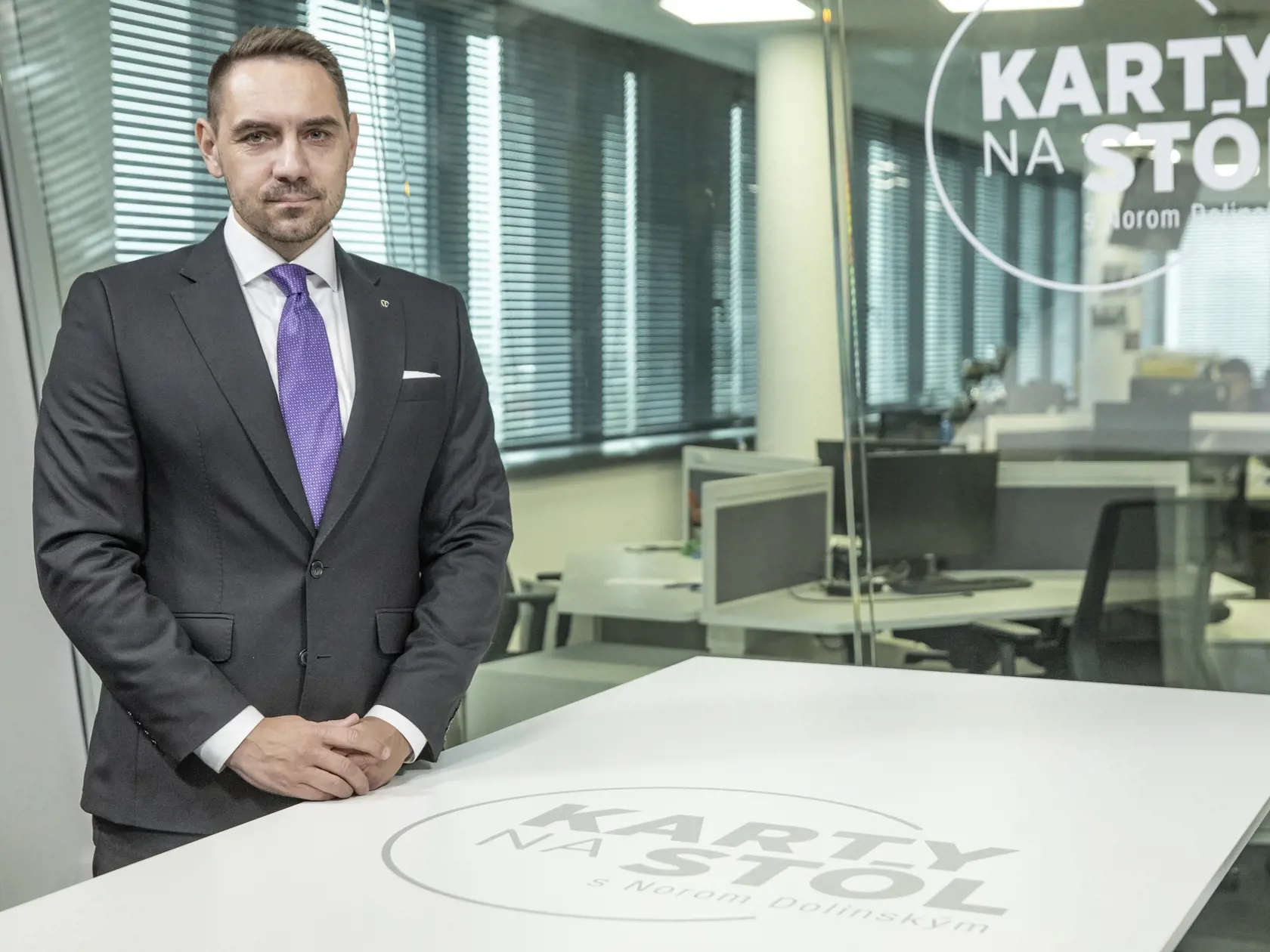 	Na je snímke diskusná relácia "Karty na stôl", ktorej hosťom bol podpredseda strany Aliancia - Szovetség György Gyimesi.
