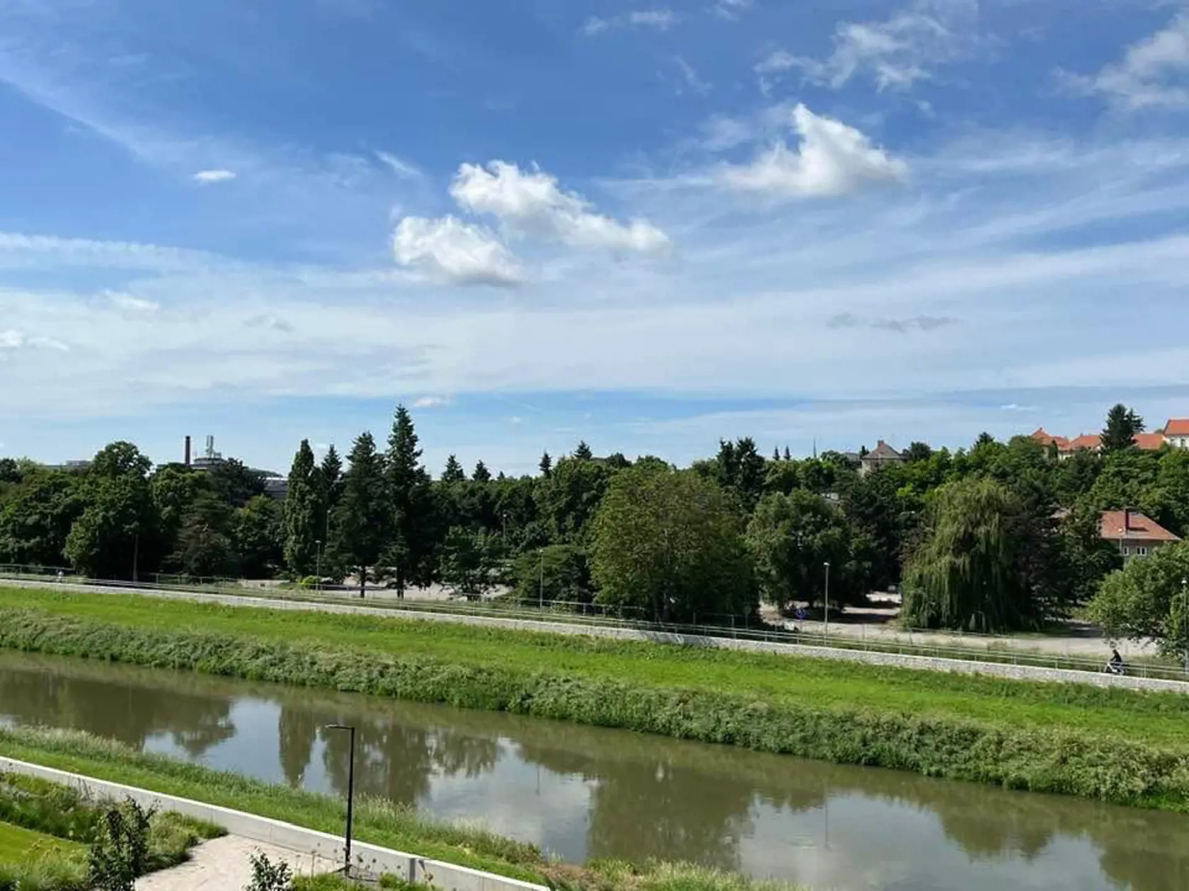 Pozemok na Parkovom nábreží medzi zápasníckou halou a Mostnou ulicou v Nitre patrí súkromnému investorovi. Plochu pri parku využívali ľudia na parkovanie a výbeh pre psy, ale užívali si aj prechádzky prírodou a nádhernú zeleň. Teraz sa to však mení - prebieha tu rozsiahly výrub stromov a domáci sú pobúrení!