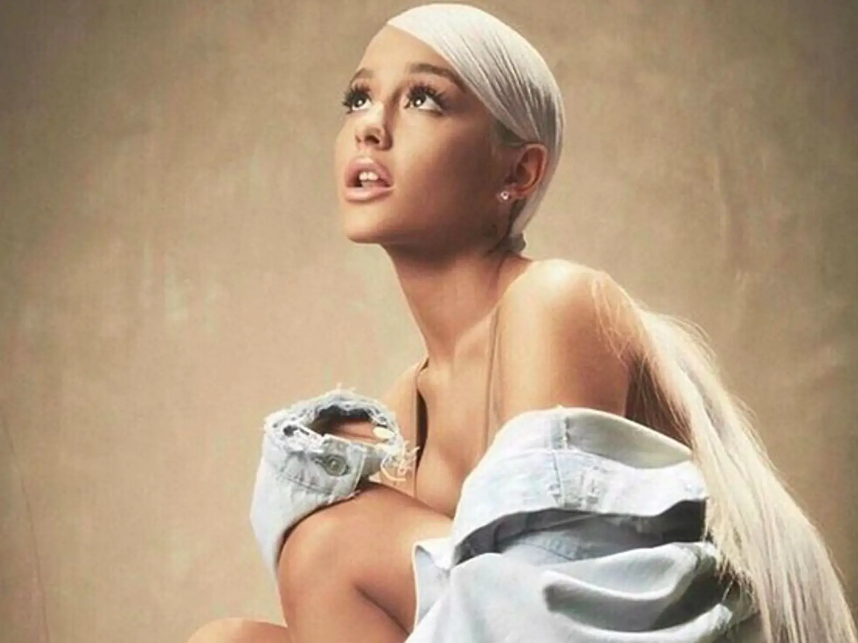 ZLÁ VOĽBA Ariana Grande skúsila nízky konský chvostík, no nesvedčí jej ani zďaleka tak ako ten vysoký...