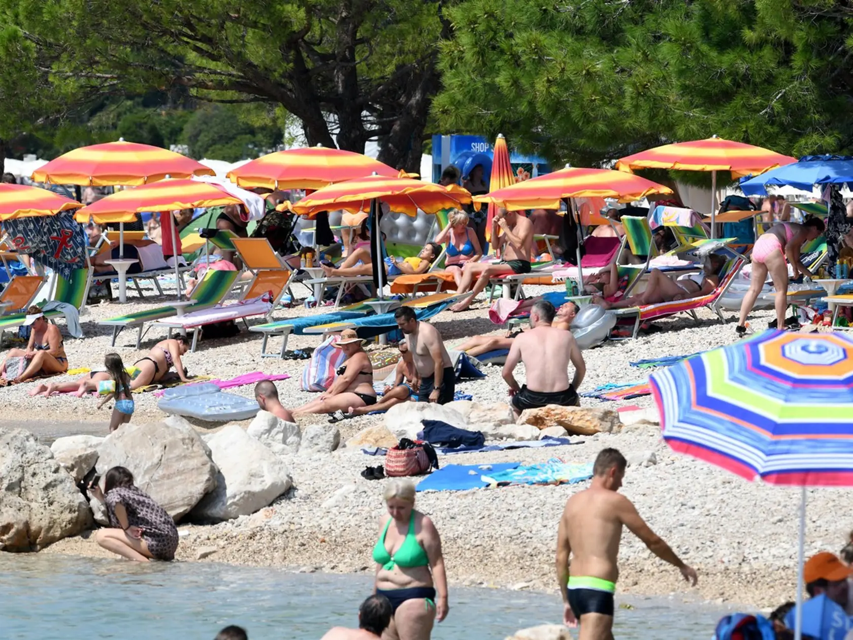 Aj napriek pandémii koronavírusu si dovolenku v Chorvátsku užívajú tisíce turistov. Na snímke preplnená pláž v chorvátskej Crikvenici 13. augusta 2020.