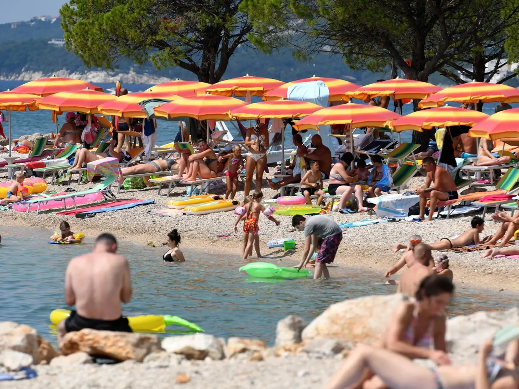 Aj napriek pandémii koronavírusu si dovolenku v Chorvátsku užívajú tisíce turistov. Na snímke preplnená pláž v chorvátskej Crikvenici 13. augusta 2020.