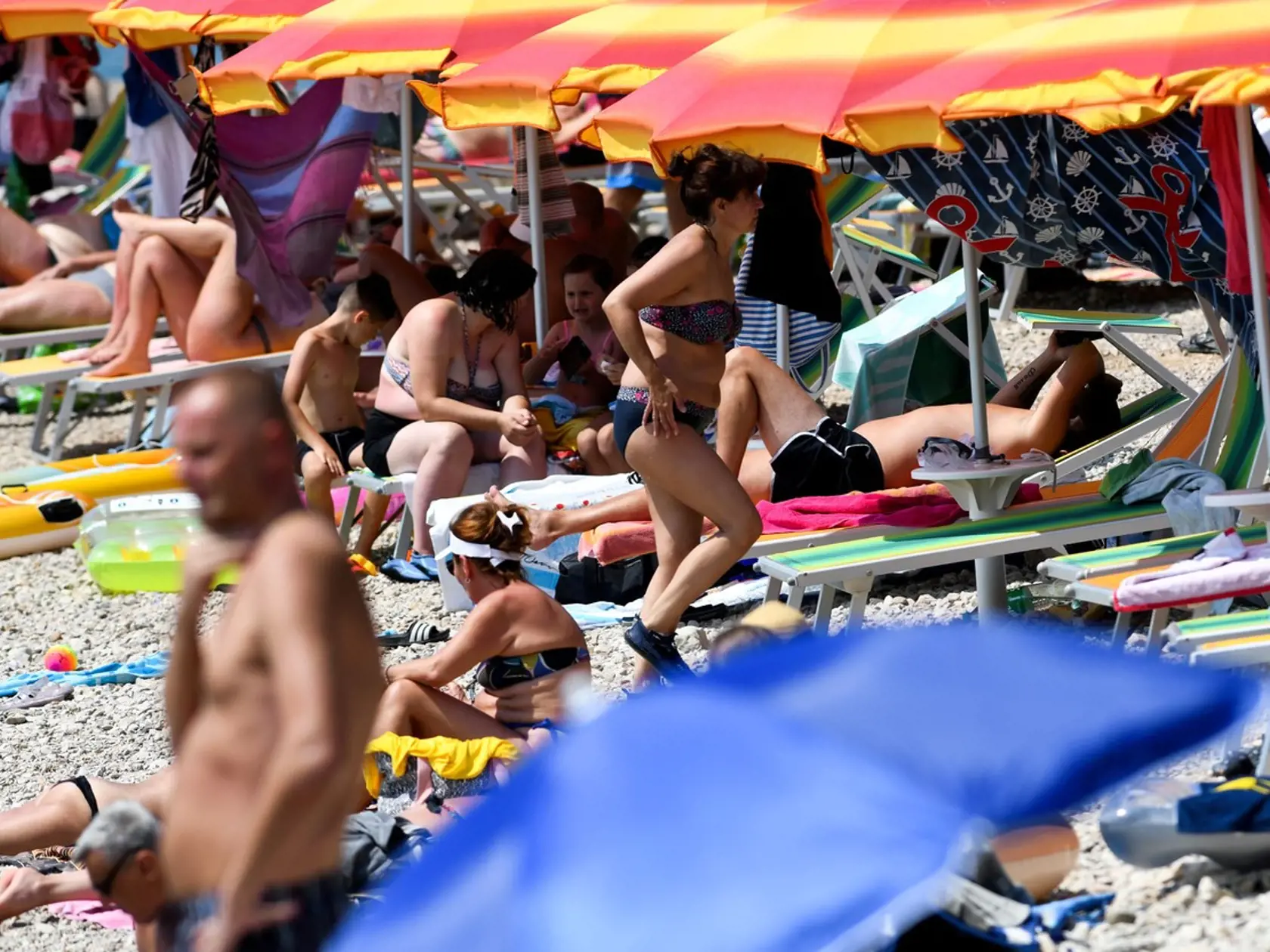 Aj napriek pandémii koronavírusu si dovolenku v Chorvátsku užívajú tisíce turistov. Na snímke preplnená pláž v chorvátskej Crikvenici 13. augusta 2020.