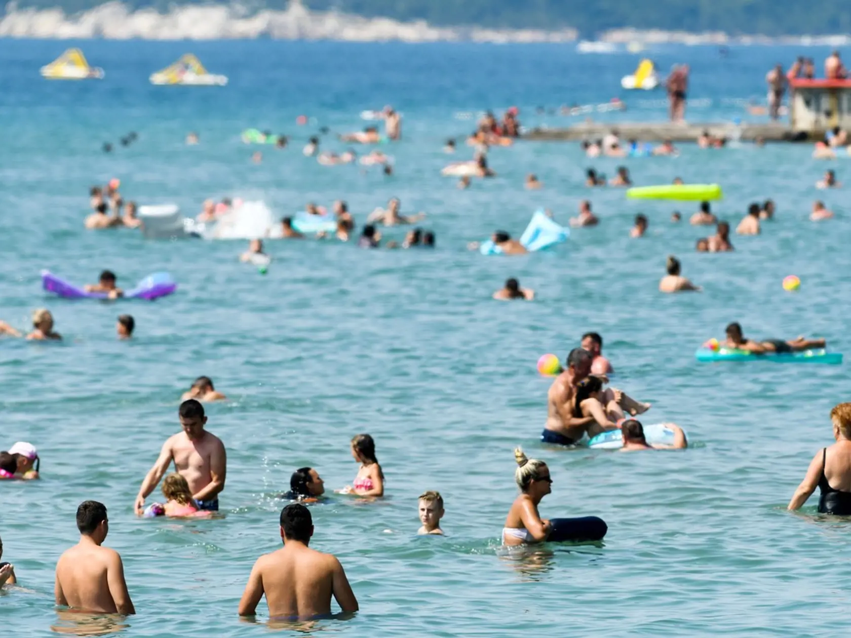 Aj napriek pandémii koronavírusu si dovolenku v Chorvátsku užívajú tisíce turistov. Na snímke preplnená pláž v chorvátskej Crikvenici 13. augusta 2020.