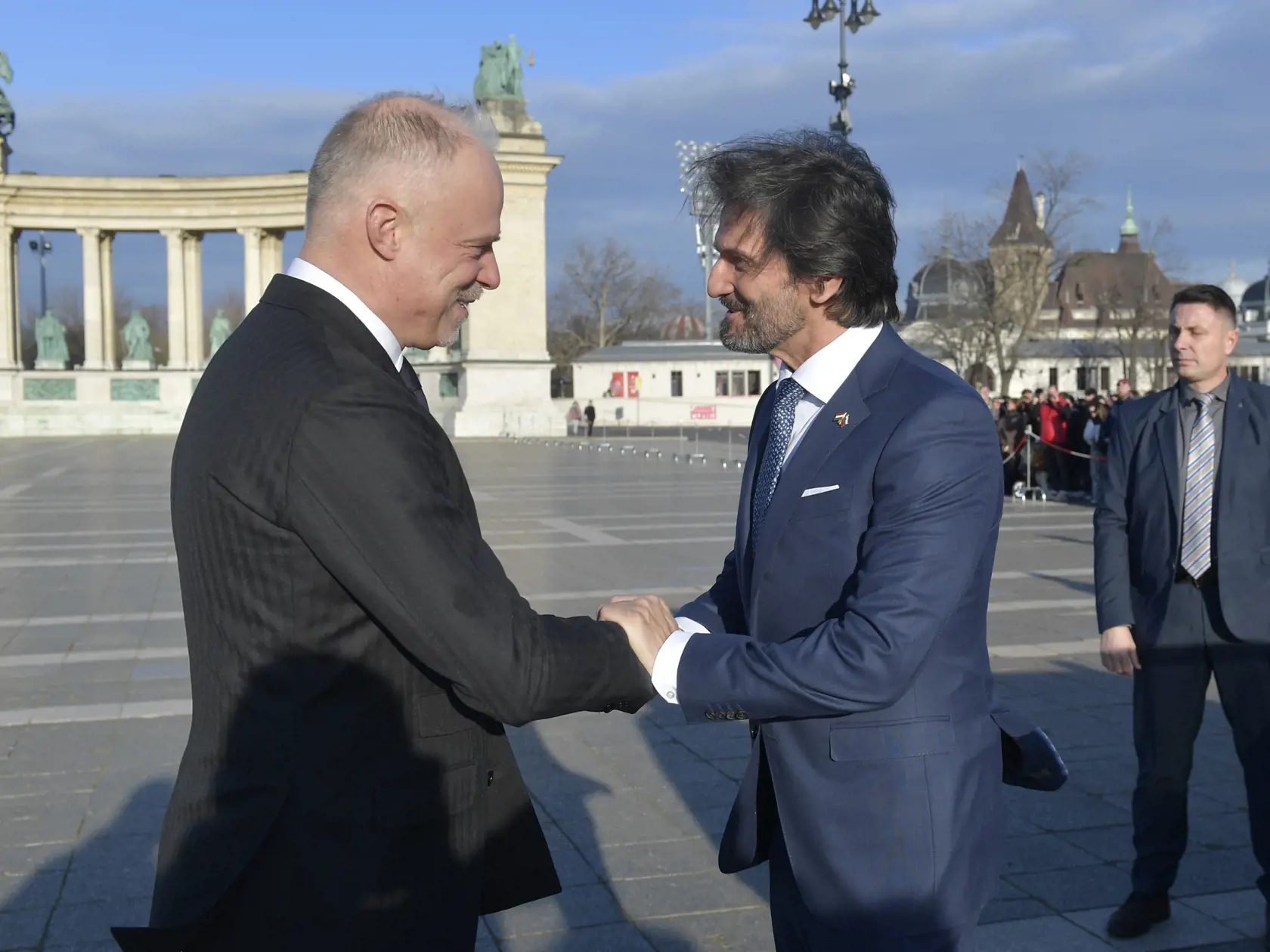 Maďarský minister obrany Kristóf Szalay-Bobrovniczky (vľavo) a slovenský minister obrany Robert Kaliňák počas stretnutia na Námestí hrdinov v Budapešti 8. februára 2024.