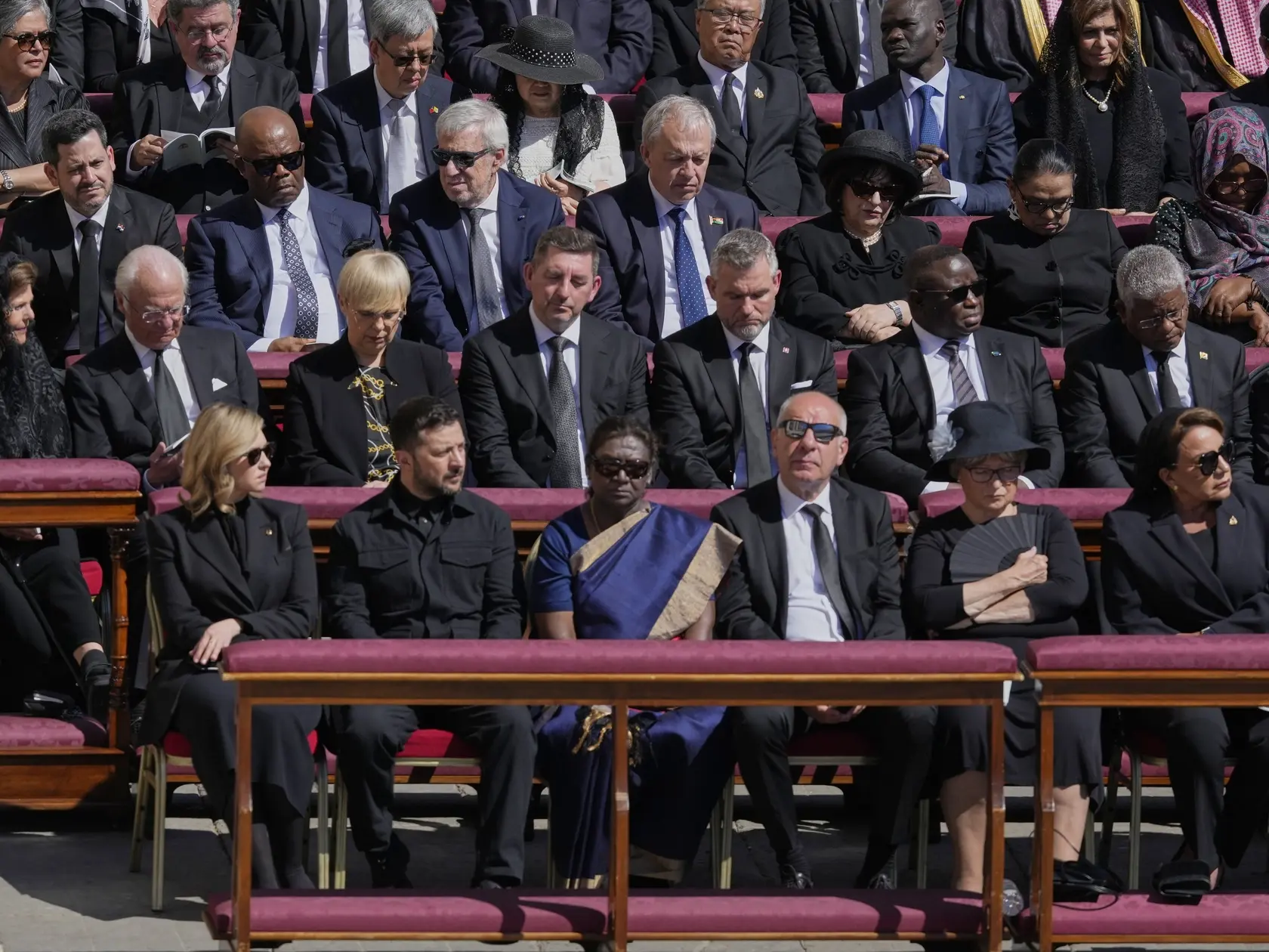Ukrajinský prezident Volodymr Zelenskyj (vpredu druhý zľava) a prvá dáma Ukrajiny Olena Zelenská (vľavo) sedia počas pohrebu zosnulého pápeža Františka.