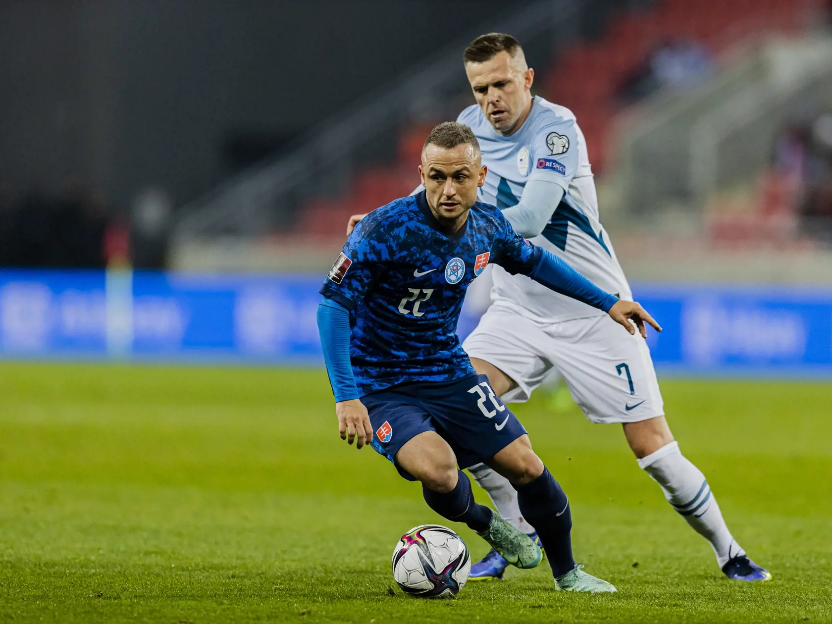 Na snímke Stanislav Lobotka a Josip Iličić  počas zápasu kvalifikácie Majstrovstiev sveta vo futbale 2022 medzi Slovensko a Slovinskom