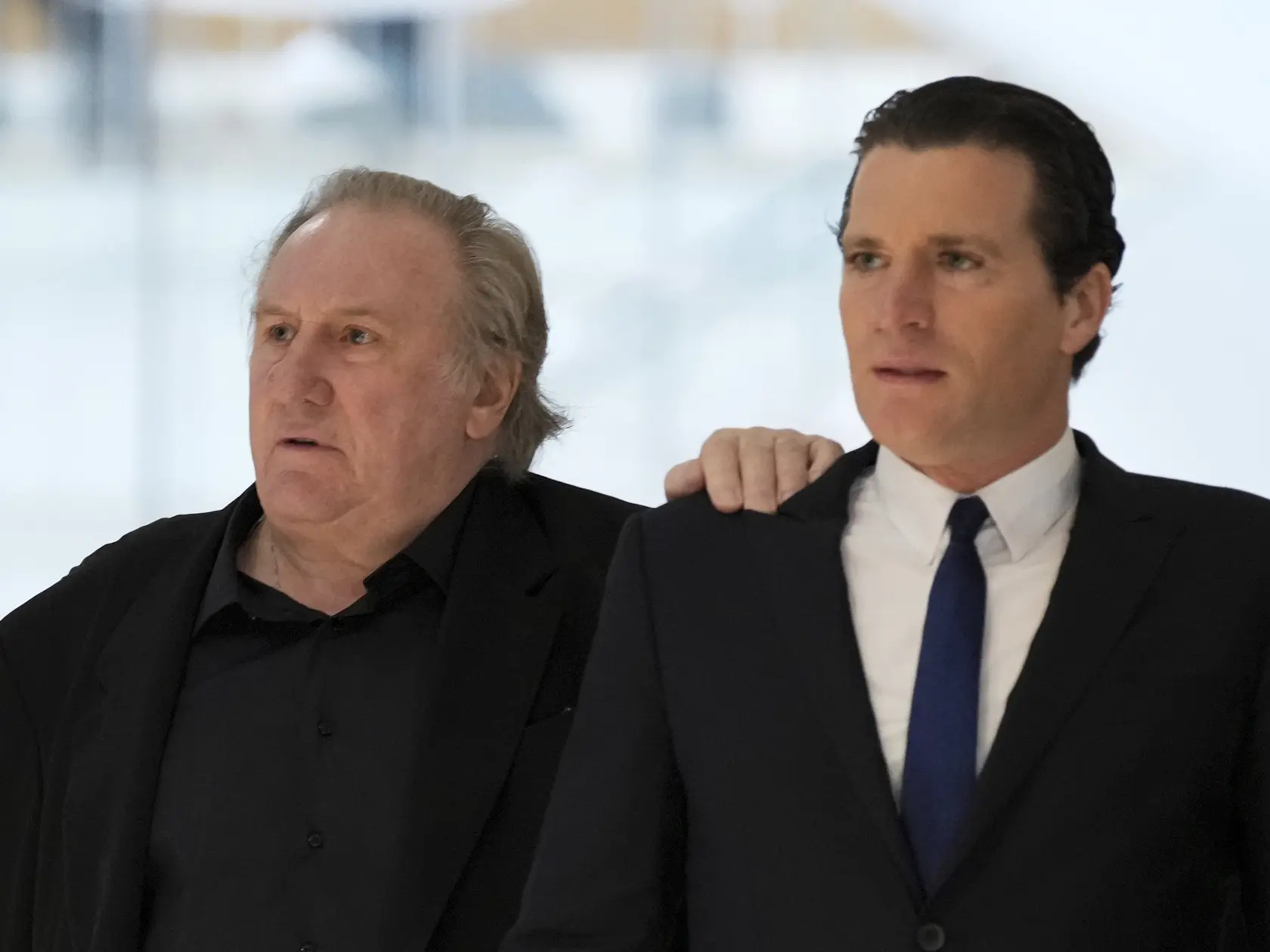 JB 16 Paríž - Francúzsky herec Gerard Depardieu (vľavo) prichádza na súd v Paríži 25. marca 2025, kde sa začal súdny proces s hercom obvineným zo sexuálneho napadnutia dvoch žien počas nakrúcania filmu Zelené okenice v roku 2021. Súd proces v októbri odročil pre hercov zdravotný stav. FOTO TASR/AP

Actor Gerard Depardieu, left, arrives at his trial for the alleged sexual assaults of two women on a film set in 2021, with his lawyer Jeremie Assous ,Tuesday, March 25, 2025 in Paris. (AP Photo/Aurelien Morissard)
