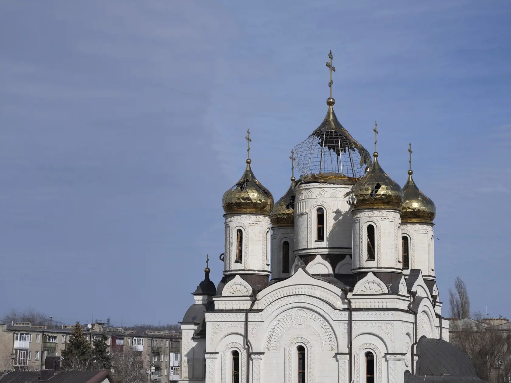 Zničený kostol po ruskom raketovom útoku v meste Kosťantynivka, v Doneckej oblasti 25. februára 2024.