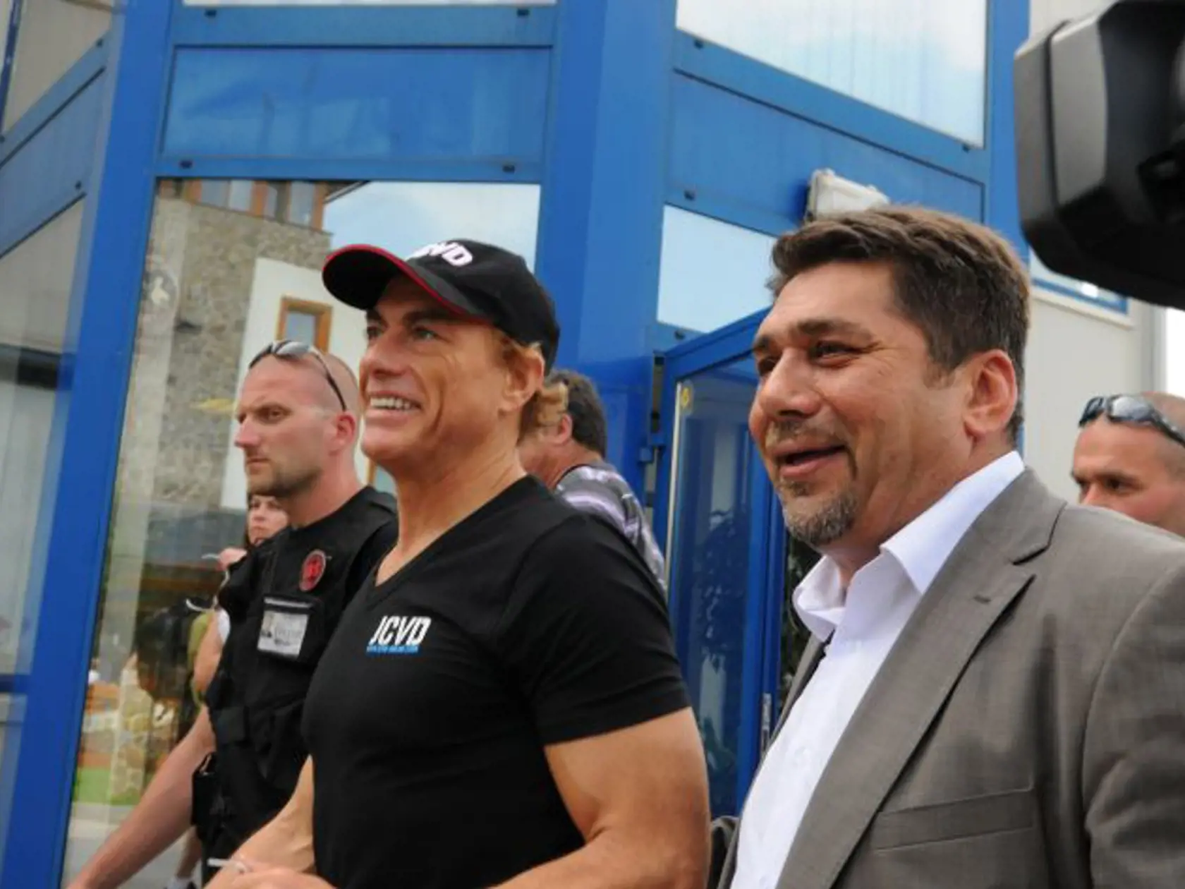 Jean-Claude Van Damme (druhý sprava)na otvorení Nestville Parku v Hniezdnom v sprievode majiteľa Ivo Begonja. Hniezdne, 30. jún 2012.